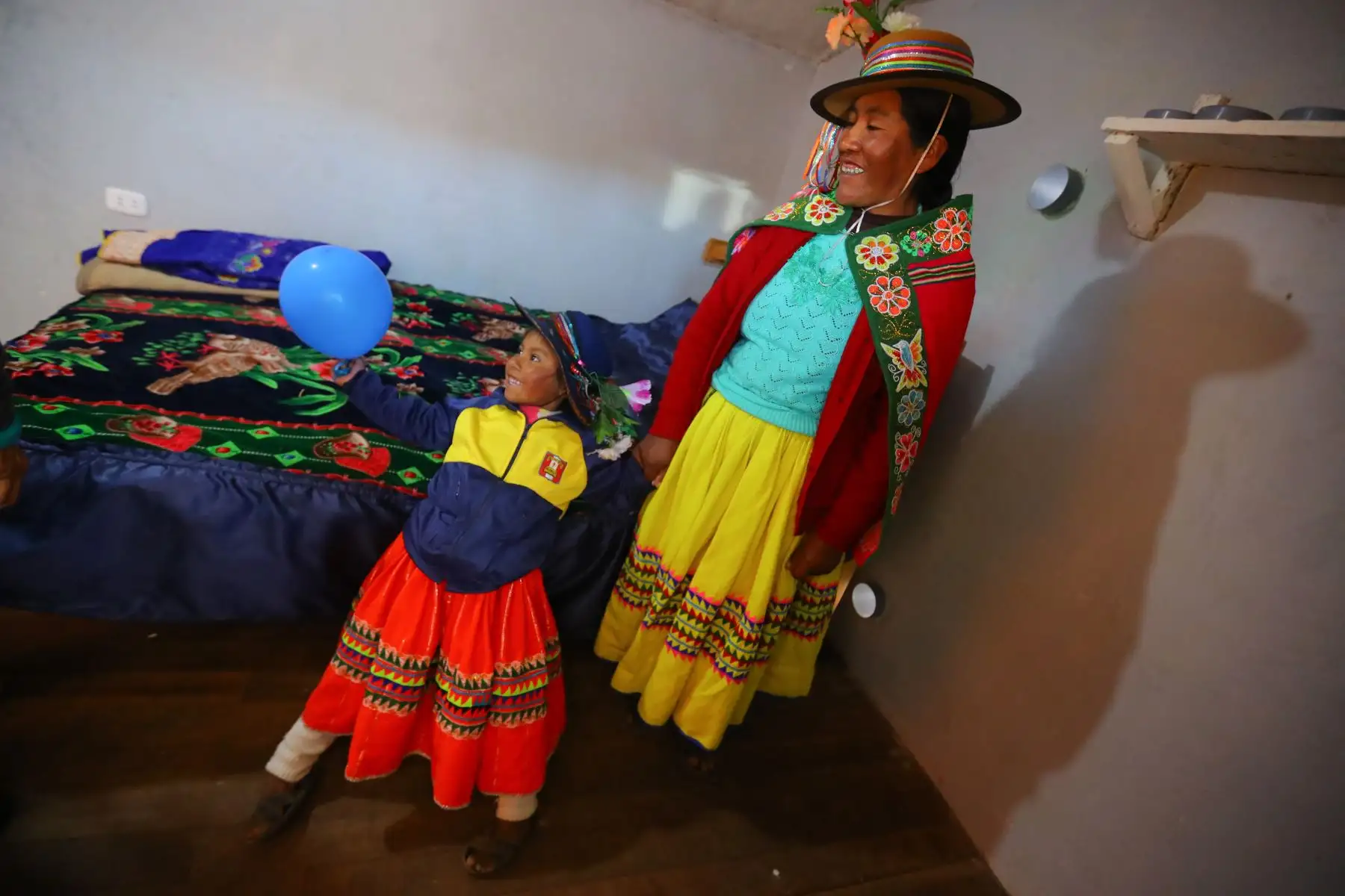 El presidente Martín Vizcarra, acompañado de la ministra Liliana La Rosa, entrega viviendas acondicionadas del Proyecto Mi Abrigo de Foncodes, en centro poblado de Querala de Moquegua. Foto: ANDINA/Prensa Presidencia.