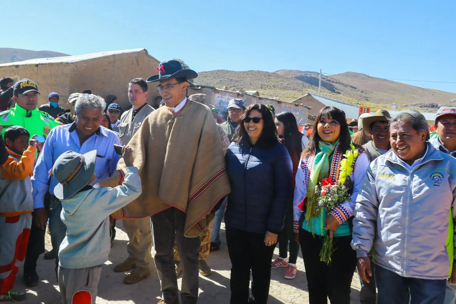 El presidente Martín Vizcarra, acompañado de la ministra Liliana La Rosa, entrega viviendas acondicionadas del Proyecto Mi Abrigo de Foncodes, en centro poblado de Querala de Moquegua. Foto: ANDINA/Prensa Presidencia.