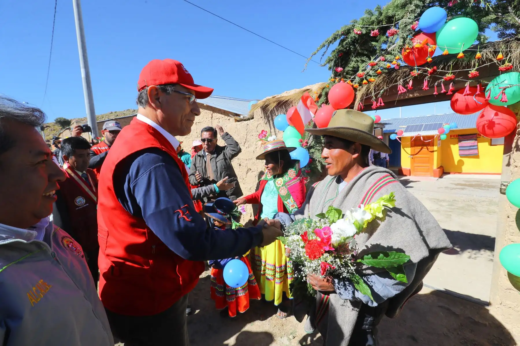 El presidente Martín Vizcarra, acompañado de la ministra Liliana La Rosa, entrega viviendas acondicionadas del Proyecto Mi Abrigo de Foncodes, en centro poblado de Querala de Moquegua. Foto: ANDINA/Prensa Presidencia.