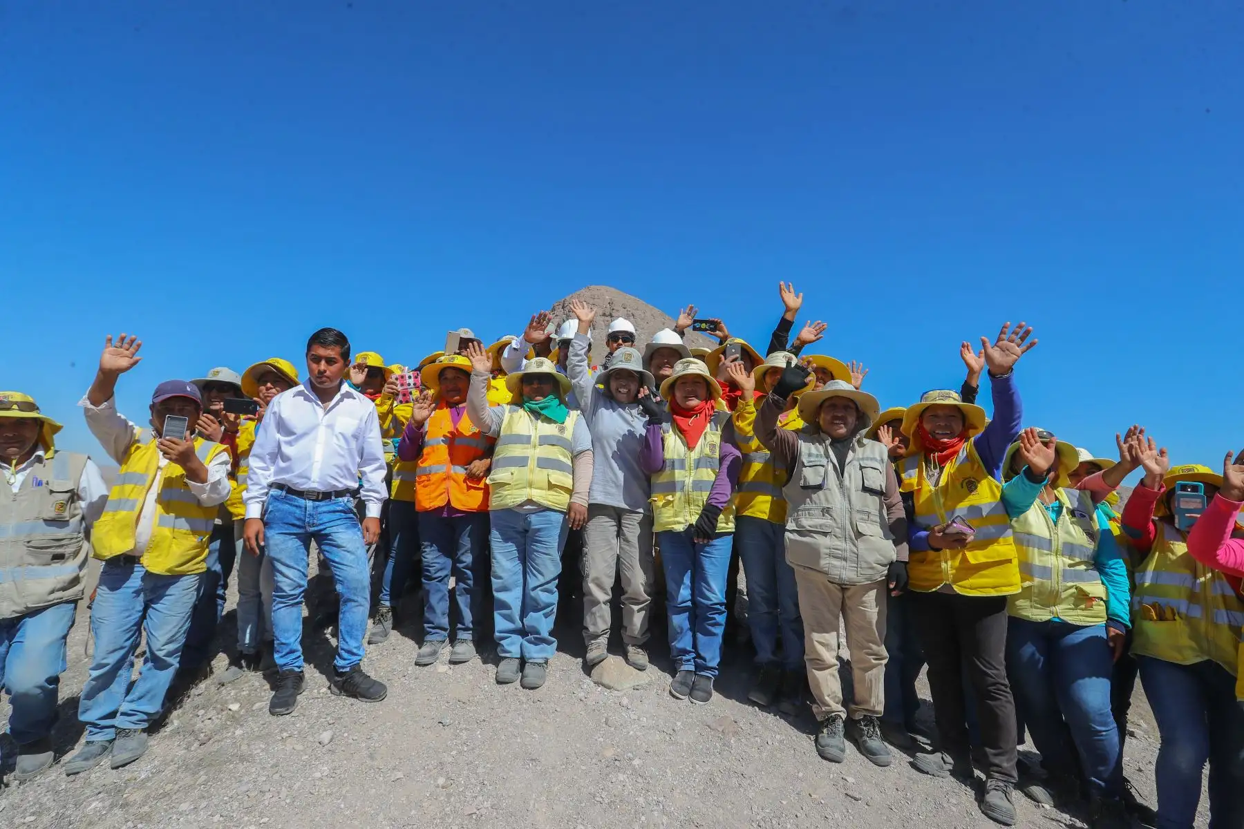 Jefe del Estado, Martín Vizcarra, anuncia el financiamiento del proyecto de mejoramiento y creación de los servicios turísticos para el sitio arqueológico Cerro Baúl, en el distrito de Torata. Foto: ANDINA/Prensa Presidencia.