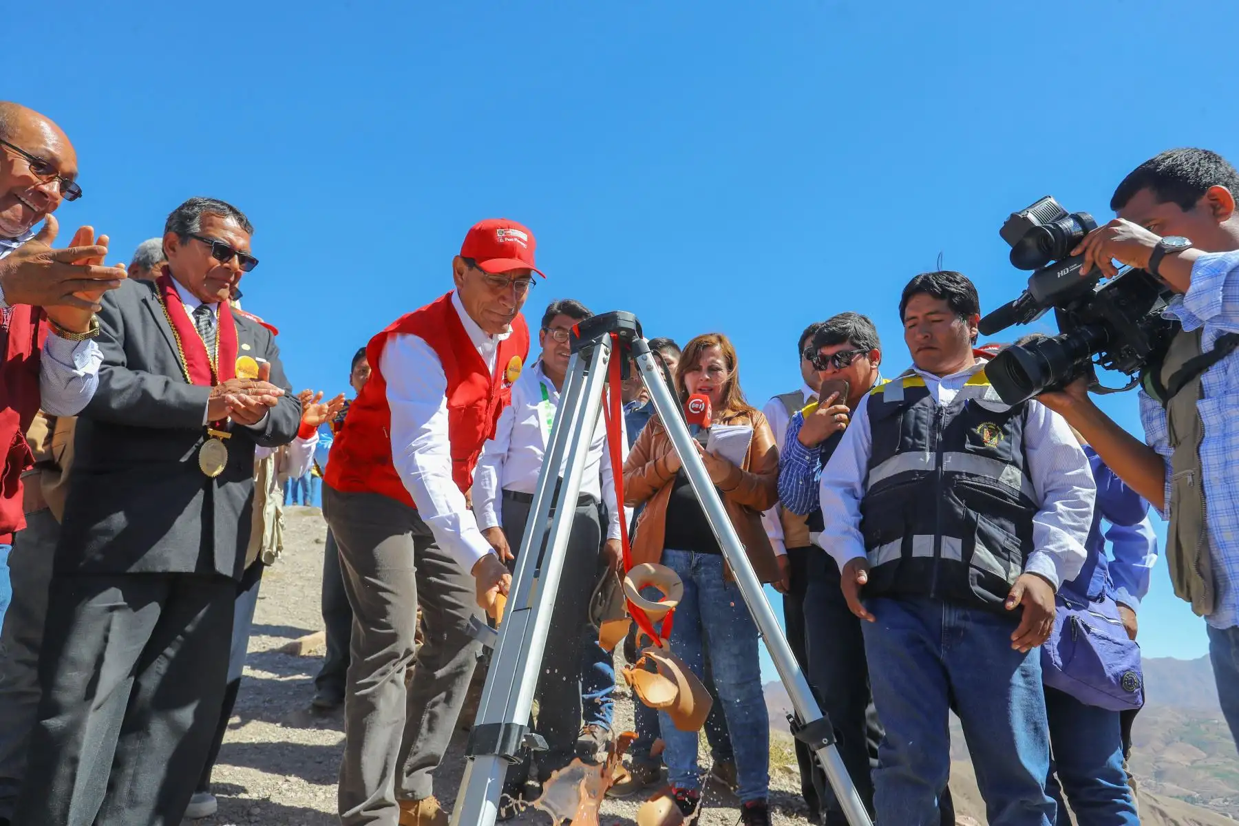 Jefe del Estado, Martín Vizcarra, anuncia el financiamiento del proyecto de mejoramiento y creación de los servicios turísticos para el sitio arqueológico Cerro Baúl, en el distrito de Torata. Foto: ANDINA/Prensa Presidencia.