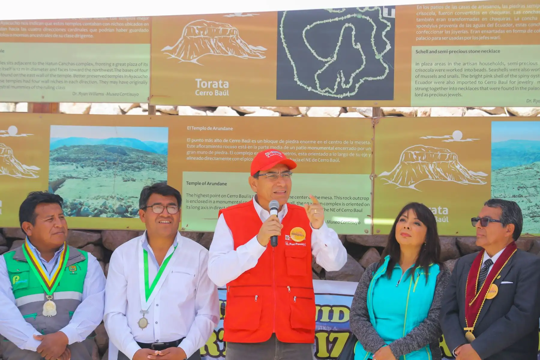 Jefe del Estado, Martín Vizcarra, anuncia el financiamiento del proyecto de mejoramiento y creación de los servicios turísticos para el sitio arqueológico Cerro Baúl, en el distrito de Torata. Foto: ANDINA/Prensa Presidencia.