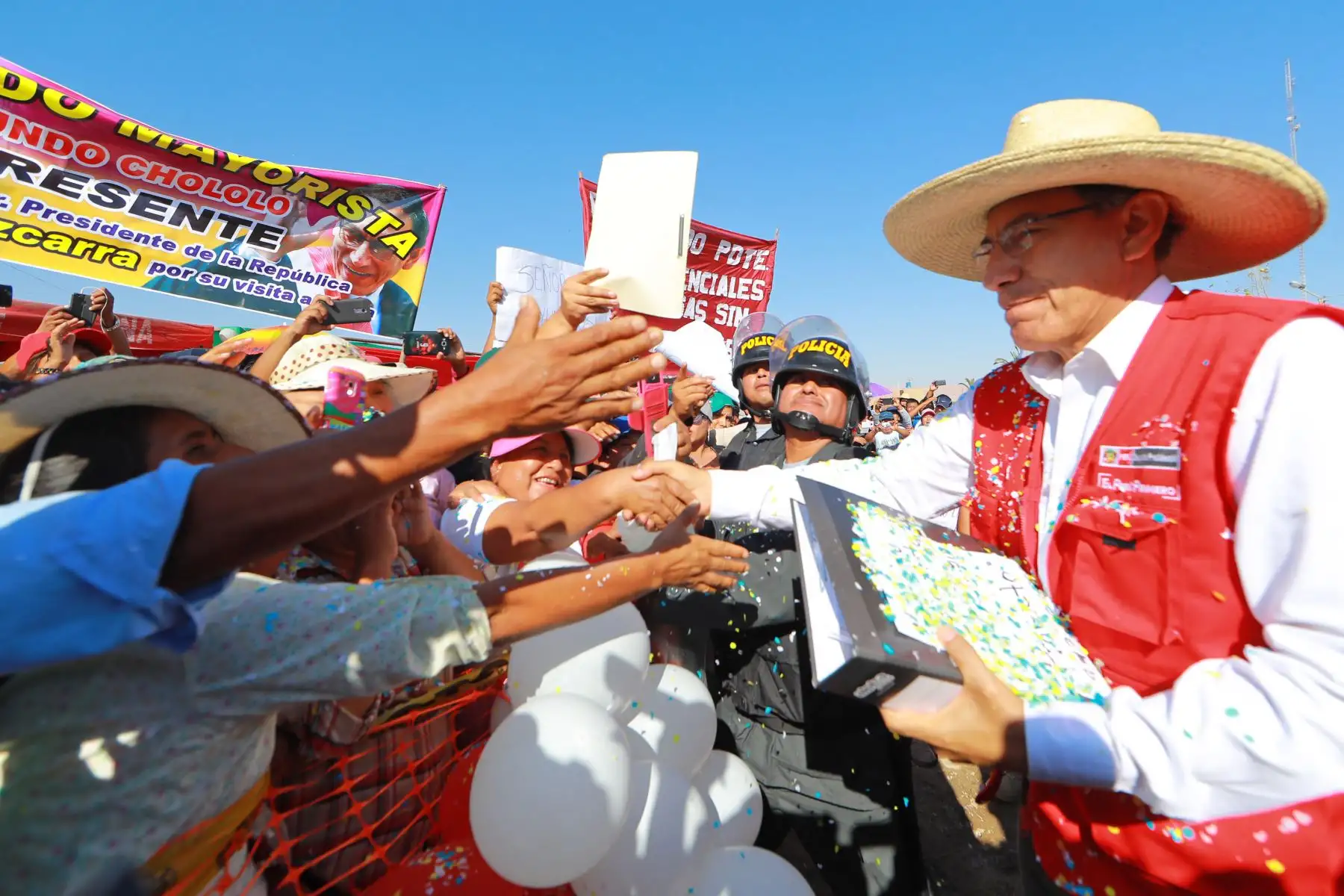 Presidente Martin Vizcarra llega a Tacna junto a ministros Javier Piqué de vivienda, para supervisar obras de construcción y equipamiento de la nueva Planta de Tratamiento de Agua Potable en Calana. Foto: ANDINA/Prensa Presidencia