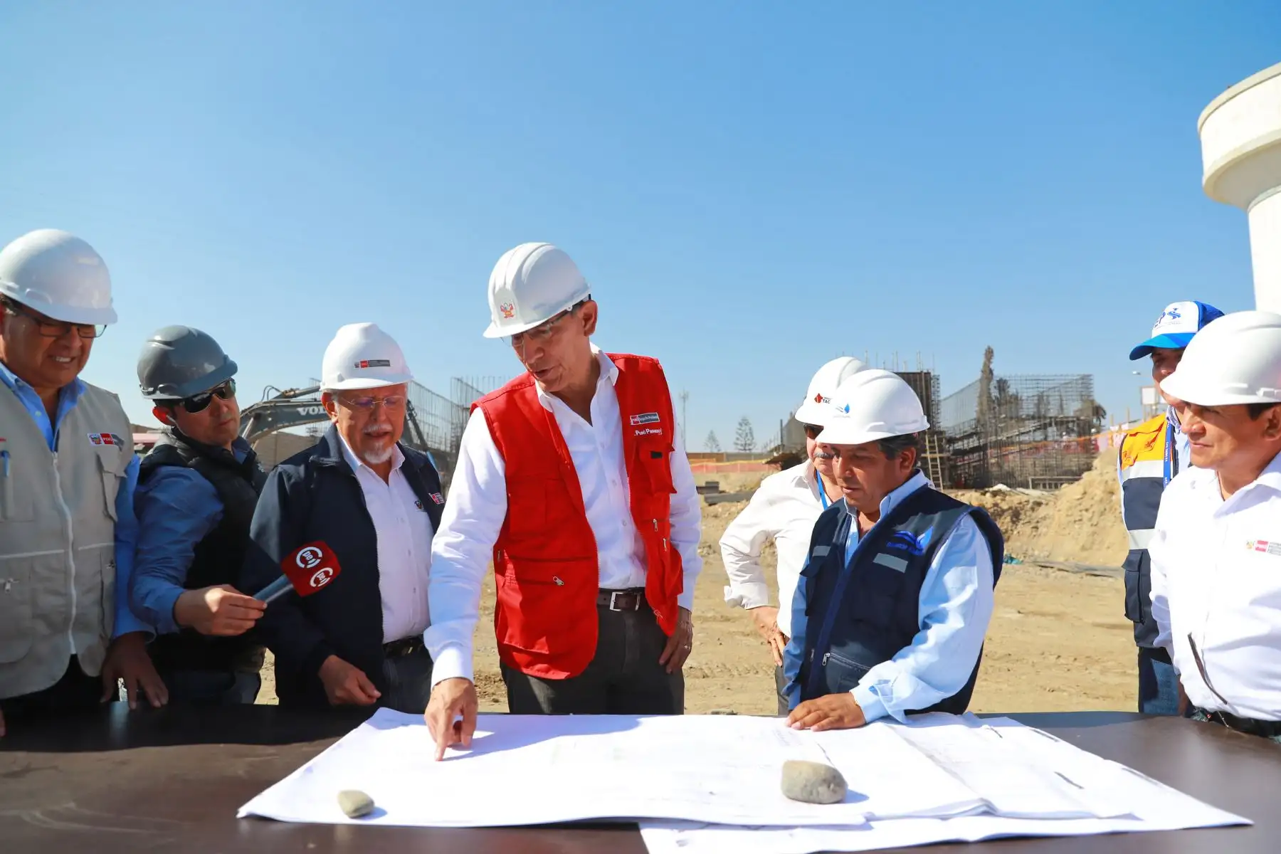 Presidente Martin Vizcarra llega a Tacna junto a ministros Javier Piqué de vivienda, para supervisar obras de construcción y equipamiento de la nueva Planta de Tratamiento de Agua Potable en Calana. Foto: ANDINA/Prensa Presidencia