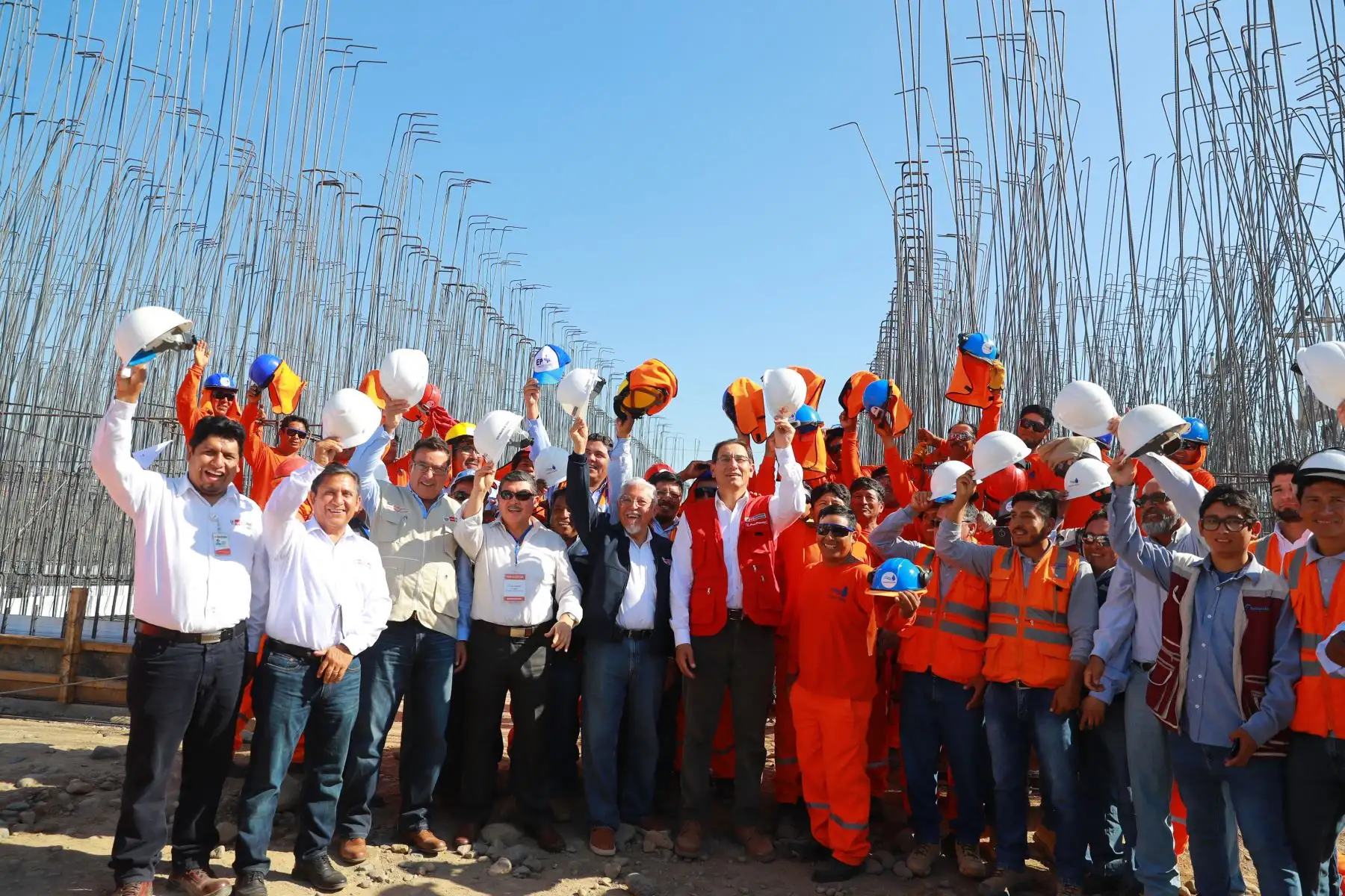 Presidente Martin Vizcarra llega a Tacna junto a ministros Javier Piqué de vivienda, para supervisar obras de construcción y equipamiento de la nueva Planta de Tratamiento de Agua Potable en Calana. Foto: ANDINA/Prensa Presidencia
