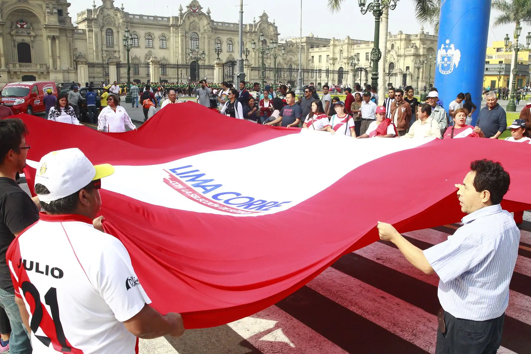 Hinchas peruanos participan en "Banderazo por la Blanquirroja" en la Plaza Mayor, donde las personas dejan un mensaje de aliento a la selección en una bandera gigante. Foto: ANDINA/Eddy Ramos.