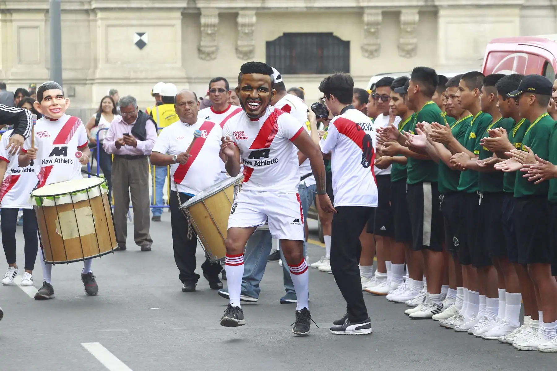 Hinchas peruanos participan en "Banderazo por la Blanquirroja" en la Plaza Mayor, donde las personas dejan un mensaje de aliento a la selección en una bandera gigante. Foto: ANDINA/Eddy Ramos.