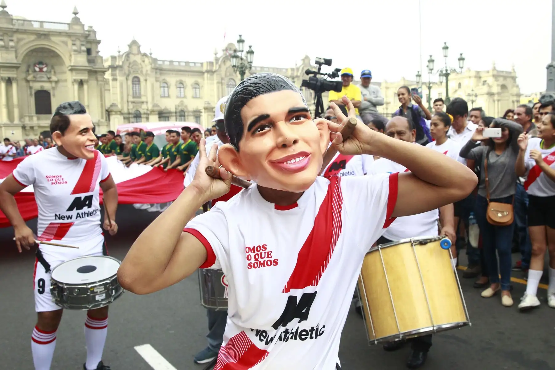 Hinchas peruanos participan en "Banderazo por la Blanquirroja" en la Plaza Mayor, donde las personas dejan un mensaje de aliento a la selección en una bandera gigante. Foto: ANDINA/Eddy Ramos.