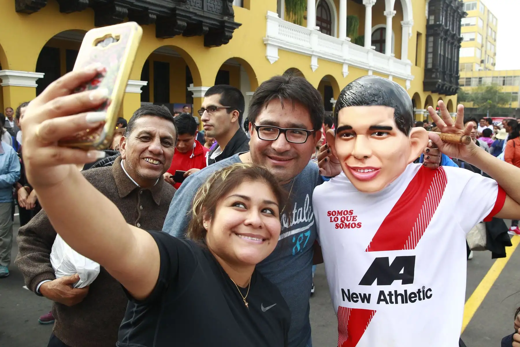 Hinchas peruanos participan en "Banderazo por la Blanquirroja" en la Plaza Mayor, donde las personas dejan un mensaje de aliento a la selección en una bandera gigante. Foto: ANDINA/Eddy Ramos.