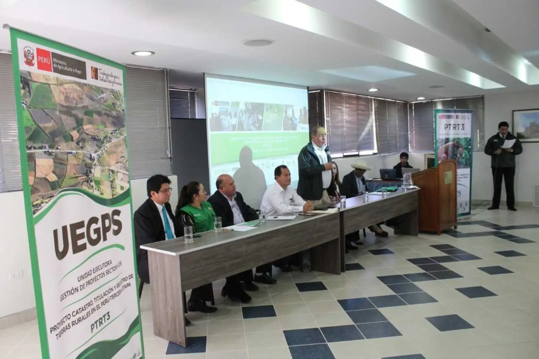 Alrededor de 200,000 familias de las regiones de Amazonas, Cajamarca y San Martín se beneficiarán con el Proyecto de Titulación de Tierras Rulares que ejecuta el Ministerio de Agricultura y Riego (Minagri), mediante el cual se proyecta titular 110,000 predios rurales individuales, 28 comunidades indígenas y 4 comunidades campesinas.