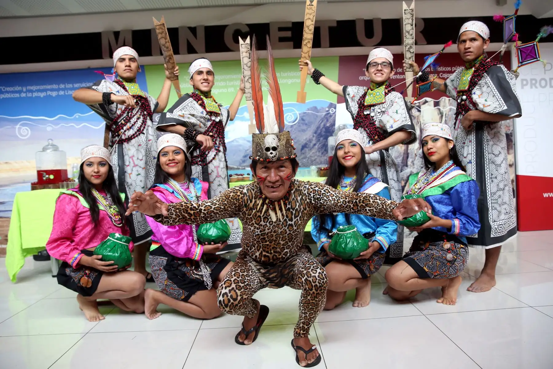 El gobernador regional de Ucayali Manuel Gambini Rupay, y autoridades municipales invitan al XXlll Festival de San Juan 2018. Foto: ANDINA/Dante Zegarra.