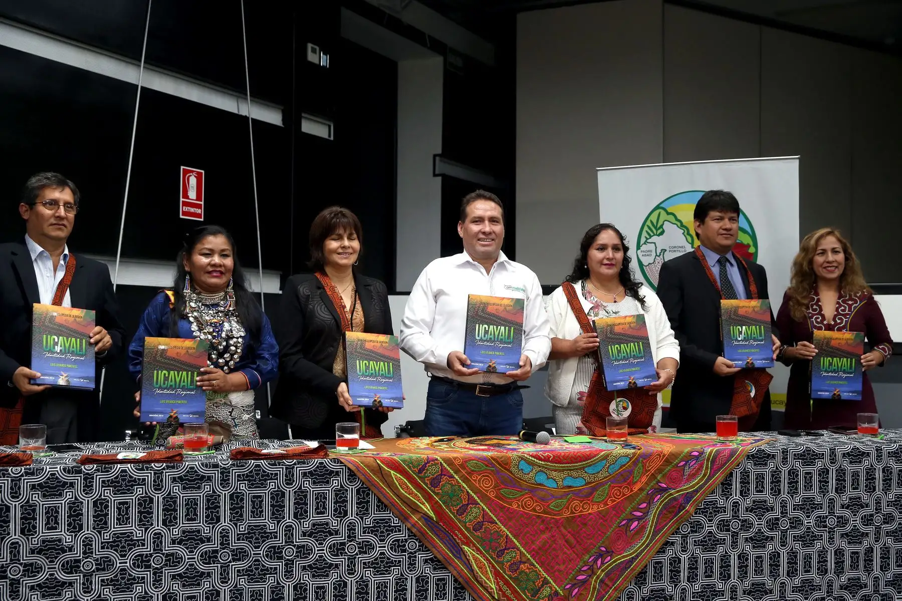 El gobernador regional de Ucayali Manuel Gambini Rupay, y autoridades municipales invitan al XXlll Festival de San Juan 2018. Foto: ANDINA/Dante Zegarra.