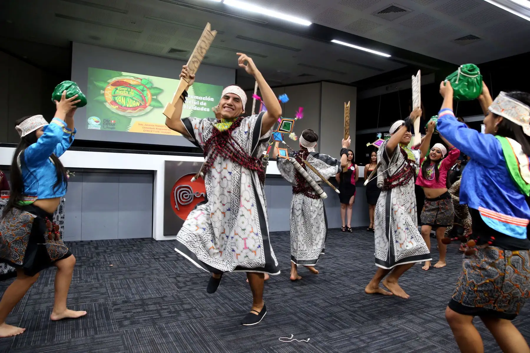 El gobernador regional de Ucayali Manuel Gambini Rupay, y autoridades municipales invitan al XXlll Festival de San Juan 2018. Foto: ANDINA/Dante Zegarra.