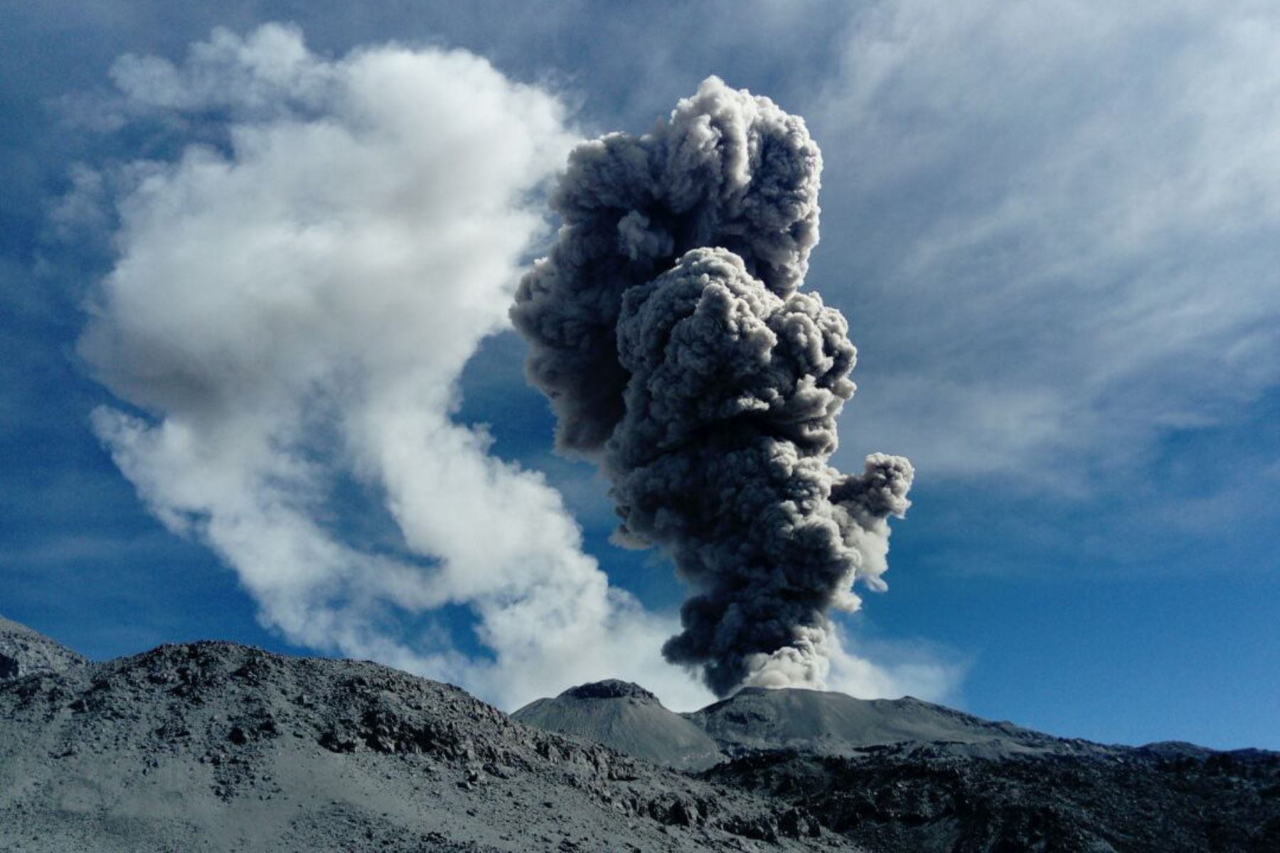 Con 32 cenizómetros monitorean la caída de cenizas de volcán Sabancaya, en Arequipa. ANDINA