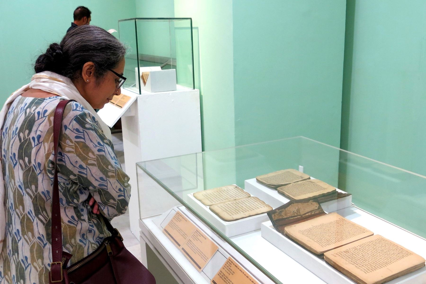 Mujer contempla los manuscritos de Tombuctú en el Museo Nacional de Nueva Delhi Foto: EFE