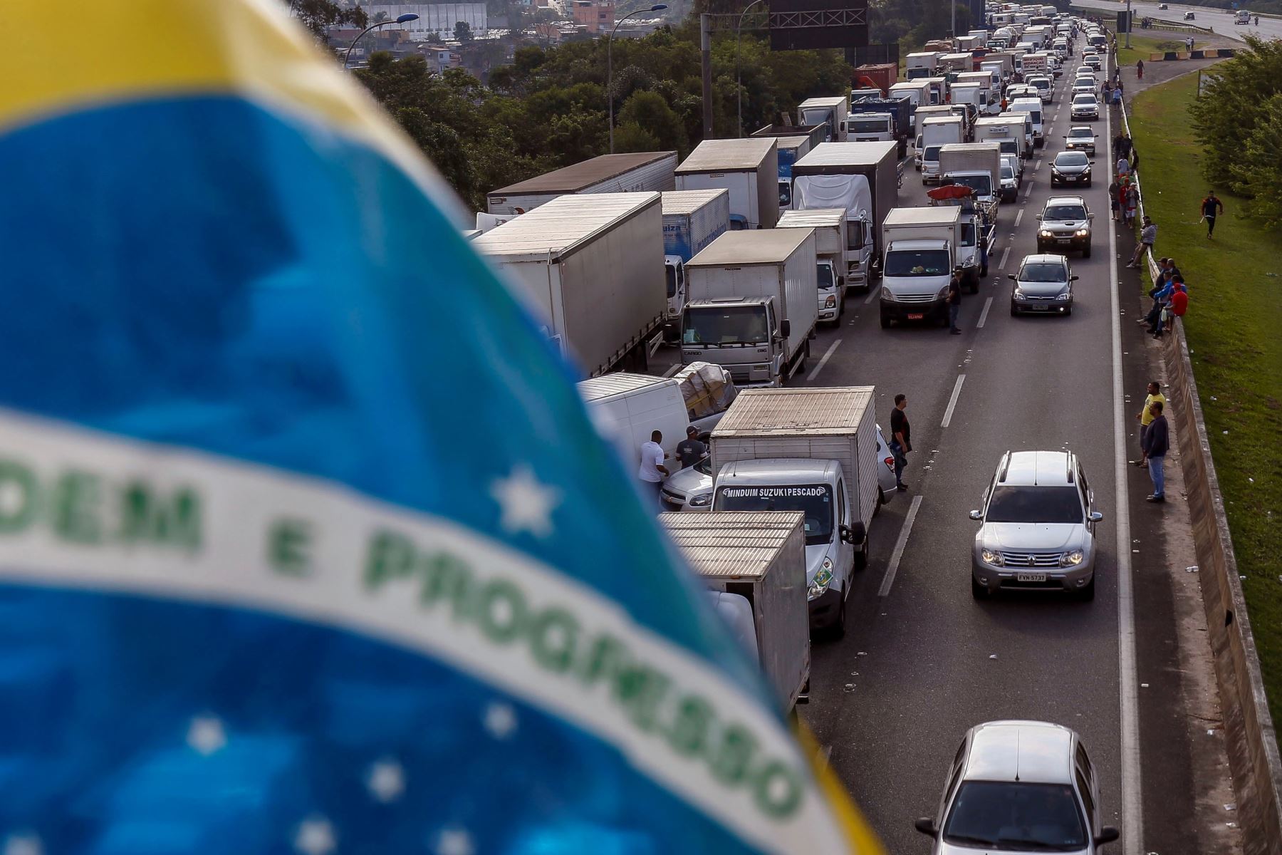 Camioneros brasileños bloquean carretera cerca a Sao Paulo Foto: AFP