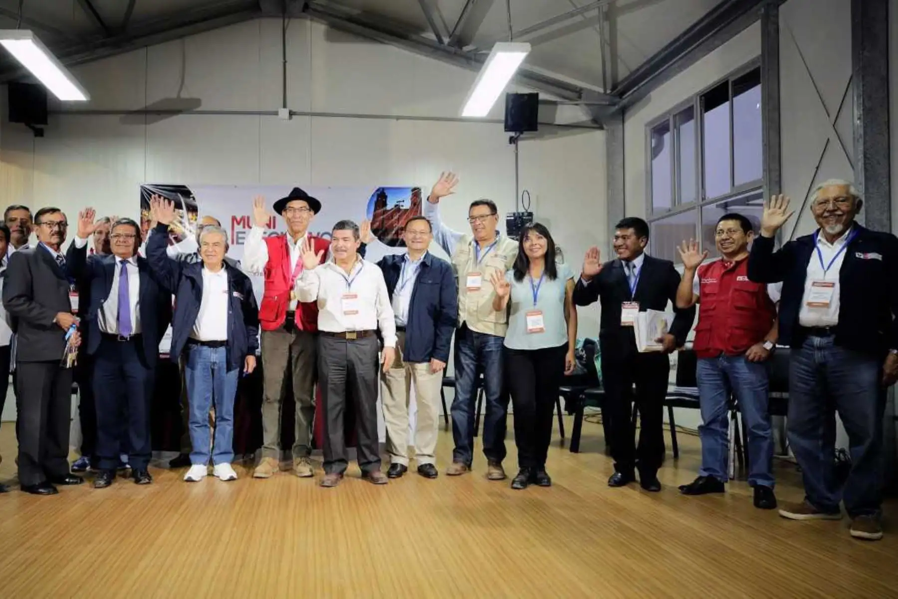 El Ejecutivo ratificó su compromiso de culminar la construcción de la carretera Tacna-Collpa, con la finalidad de mejorar la integración vial con Bolivia, por lo que se ha encomendado al Ministerio de Transportes y Comunicaciones que efectúe el proceso necesario para completar el tercer tramo pendiente de construcción.