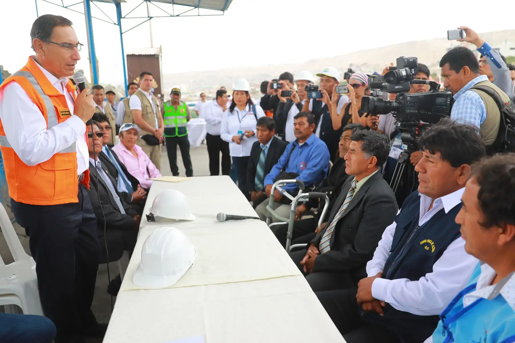 Presidente de la República, Martín Vizcarra, inspecciona las obras del Desembarcadero Artesanal de Ilo y sostiene encuentro con los pescadores artesanales. Foto: ANDINA/Prensa Presidencia.