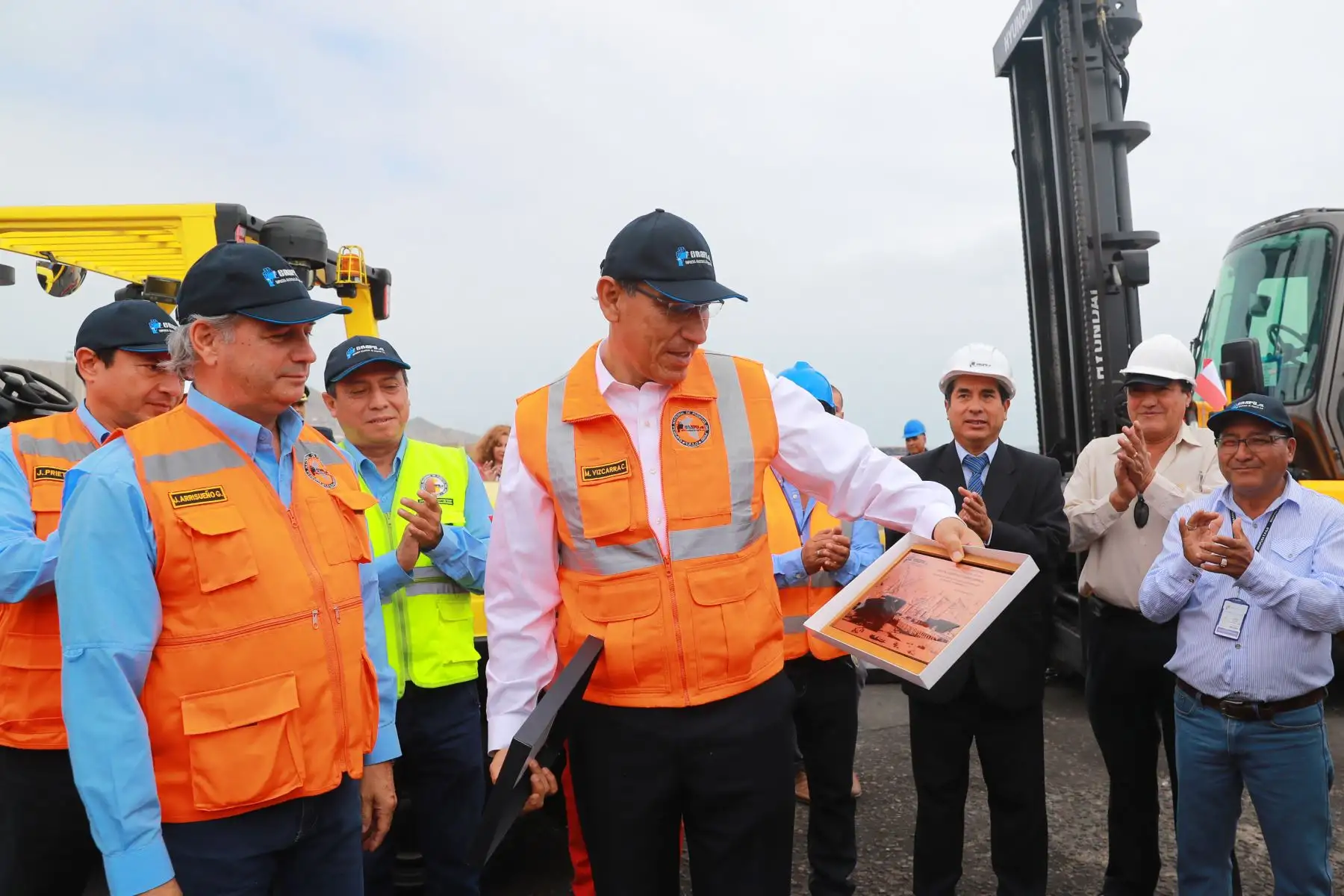 Presidente de la República, Martín Vizcarra, inspecciona las obras del Desembarcadero Artesanal de Ilo y sostiene encuentro con los pescadores artesanales. Foto: ANDINA/Prensa Presidencia.