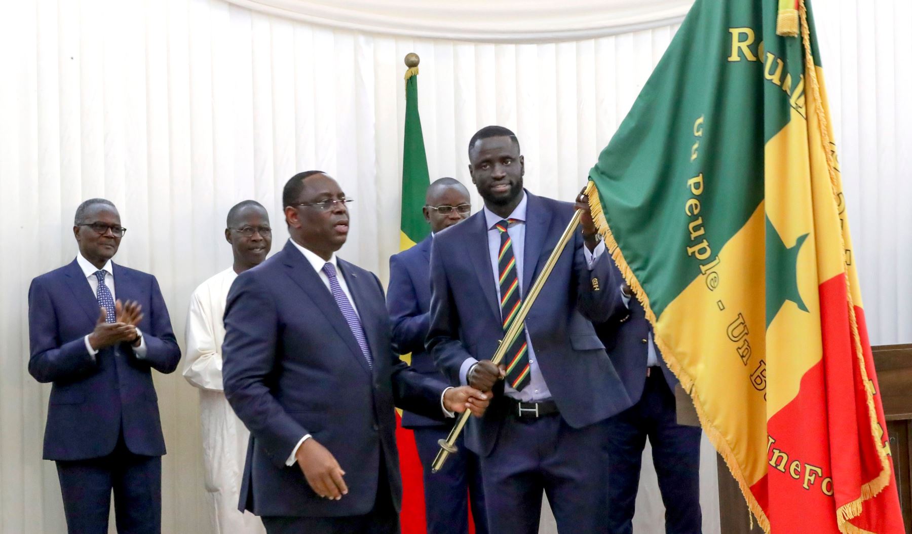 Cheikhou Kouyate, capitán del equipo de Senegal, posa junto al presidente Macky Sall Foto: AFP