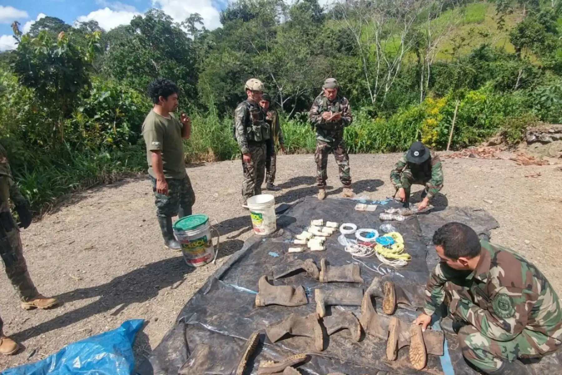 Fuerzas Armadas y la Policía Nacional del Perú, pertenecientes al Comando Especial del Vraem (CE-Vraem), incautaron explosivos, equipos de telecomunicaciones, documentos, medicinas, prendas de vestir y víveres, almacenados en una caleta del centro poblado Rosario de Acon, distrito de Savia, en la provincia ayacuchana de Huanta.