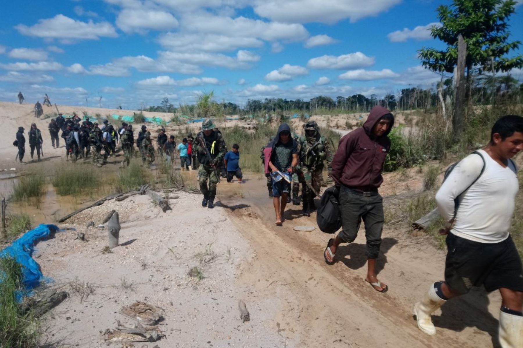 La Policía Nacional del Perú (PNP), en coordinación con el Ministerio Público, capturó a 22 personas que estaban ejerciendo la minería ilegal en la región Madre de Dios y destruyó material logístico usado para cometer este delito.