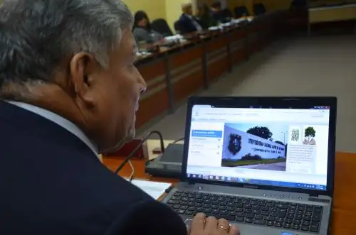 Rector Orestes Cachay probando el nuevo sistema. Foto: Difusión