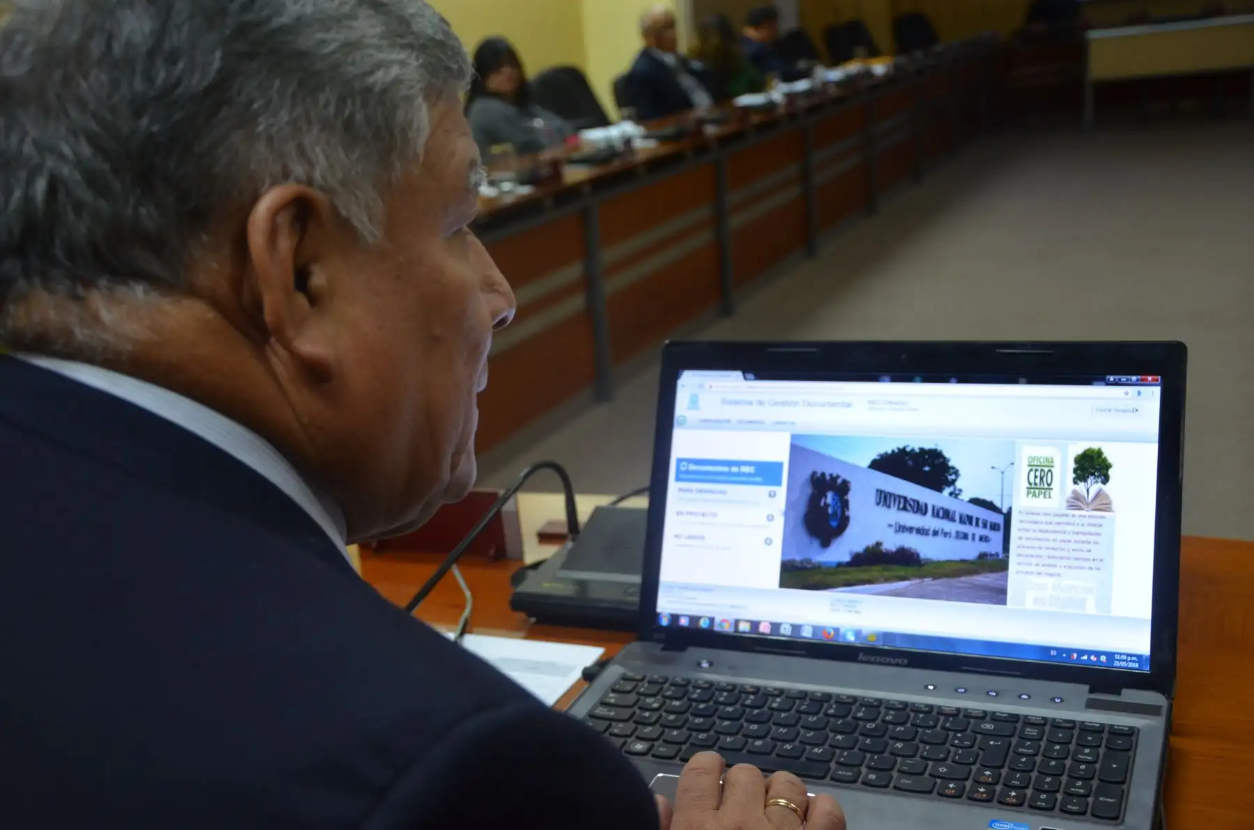 Rector Orestes Cachay probando el nuevo sistema. Foto: Difusión