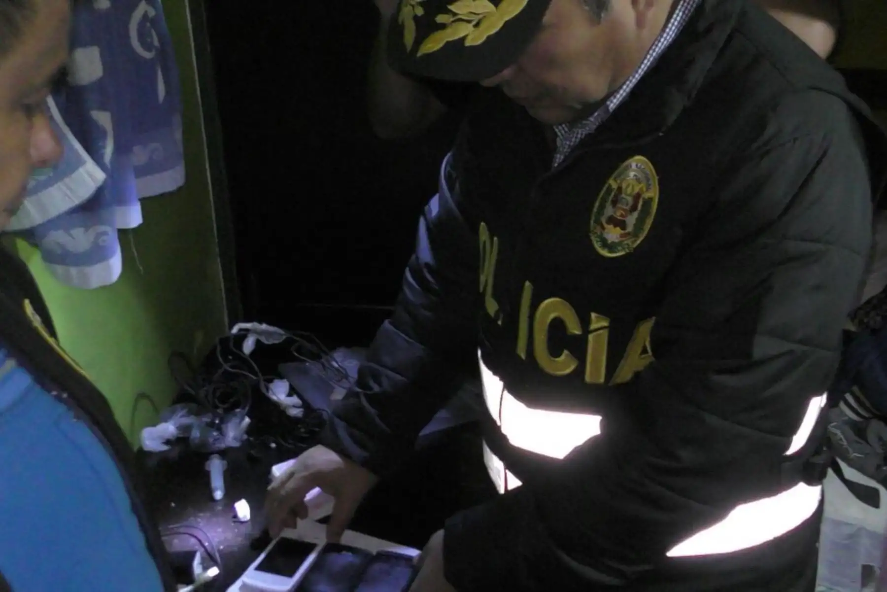 En un operativo conjunto con el Ministerio Público y el Instituto Nacional Penitenciario (Inpe), la Policía Nacional del Perú (PNP) allanó diversas celdas de los penal Cristo Rey y Ancón I, en Ica y Lima respectivamente, e incautó celulares, chips y agendas de empresarios supuestamente extorsionados en dicho recinto penitenciario.