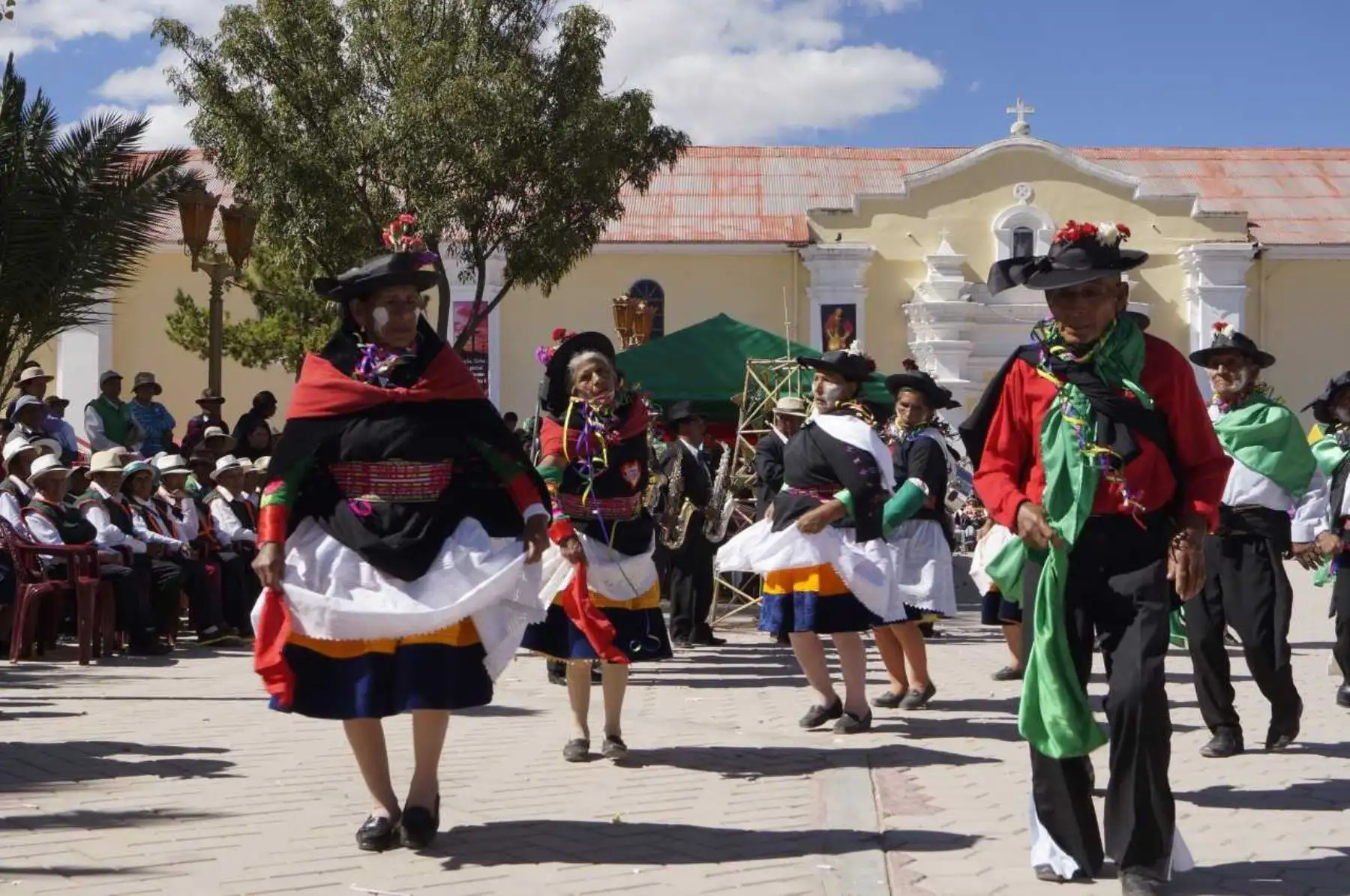 La gran diversidad de sus ancestrales danzas y tradiciones, entre ellas el huaylas y los carnavales, fue presentada por alrededor de 150 adultos mayores del Programa Nacional de Asistencia Solidaria Pensión 65, durante el Primer Encuentro Regional de Saberes Productivos-Sicaya 2018, realizado en Huancayo, departamento de Junín.