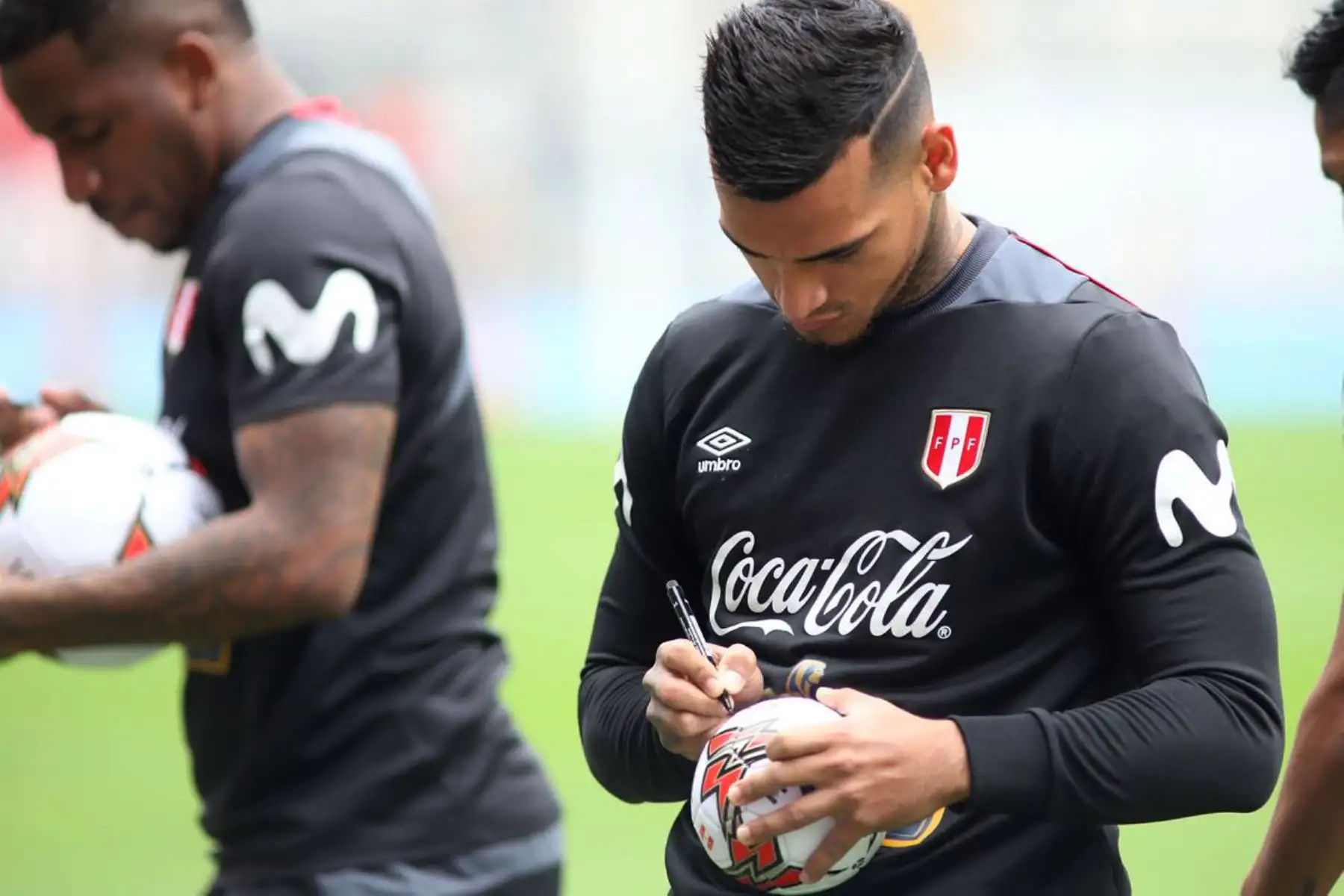 Selección peruana entrena con la tribuna lleno de hinchas en el estadio nacional. Foto: ANDINA/FPF