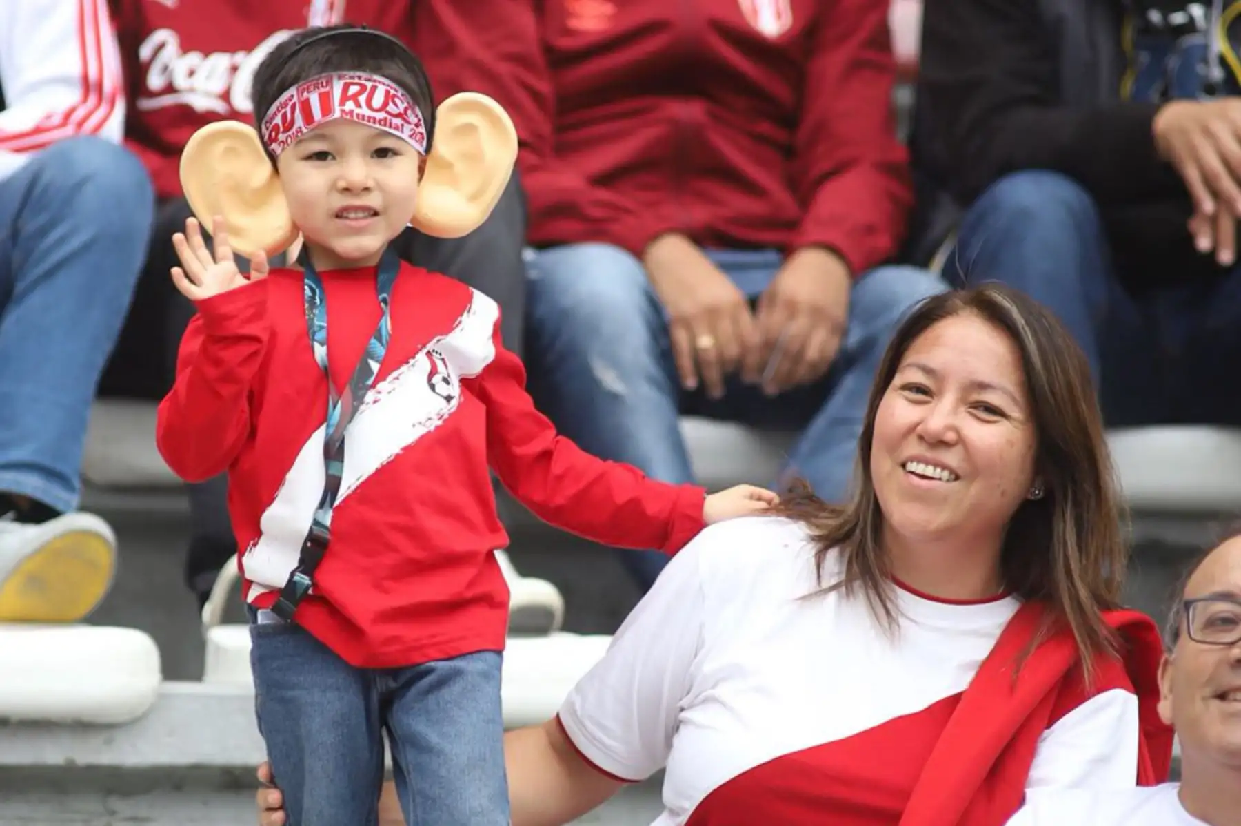 Selección peruana entrena con la tribuna lleno de hinchas en el estadio nacional. Foto: ANDINA/FPF