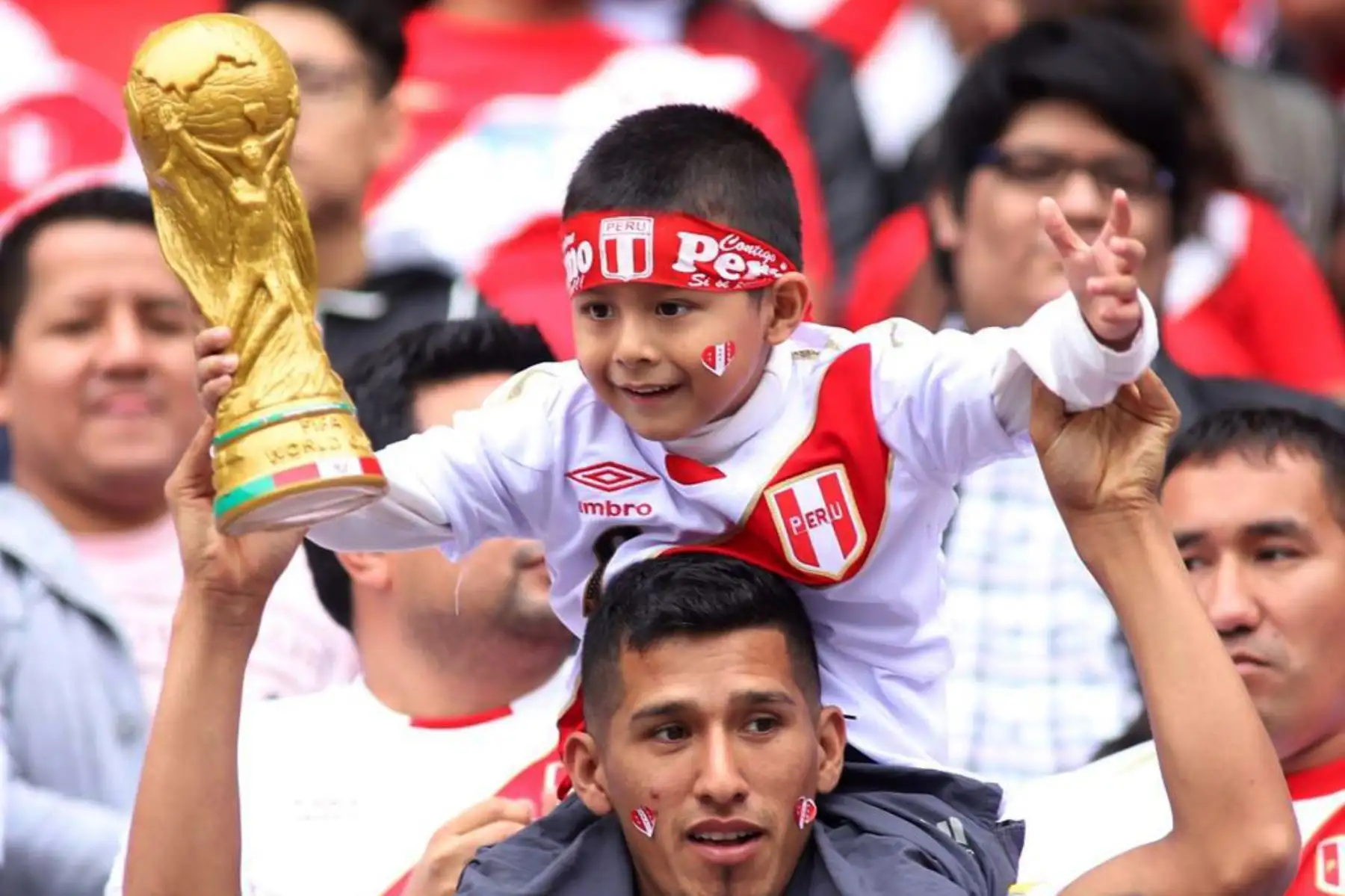 Selección peruana entrena con la tribuna lleno de hinchas en el estadio nacional. Foto: ANDINA/FPF
