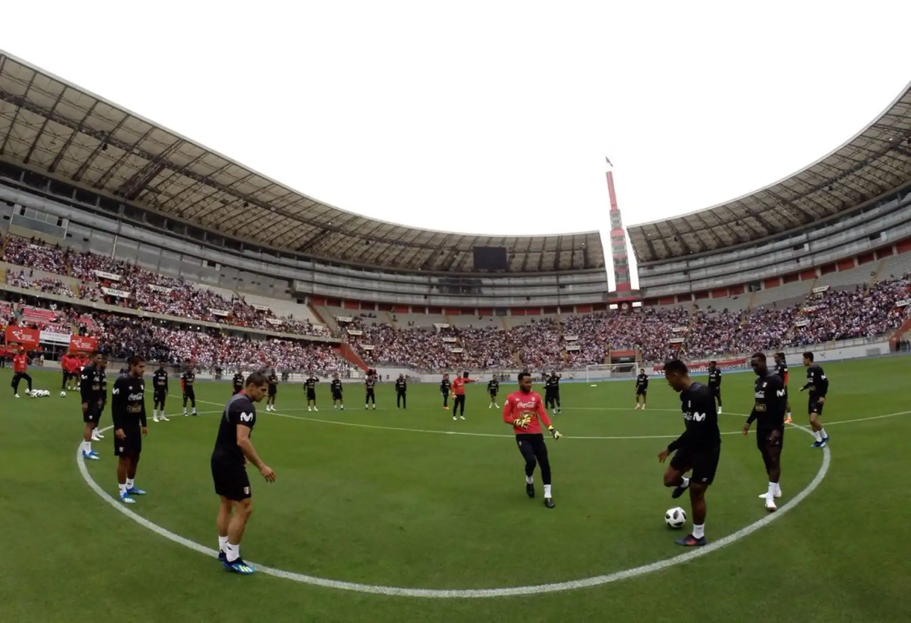 Selección peruana entrena con la tribuna lleno de hinchas en el estadio nacional. Foto: ANDINA/FPF