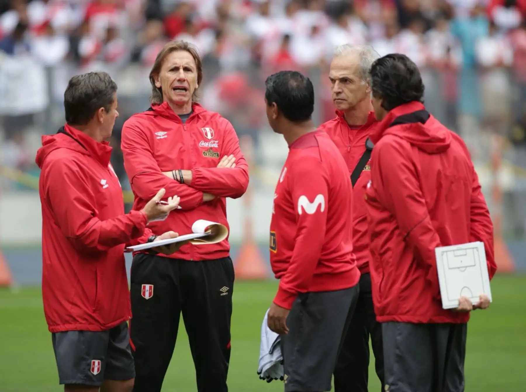 Selección peruana entrena con la tribuna lleno de hinchas en el estadio nacional. Foto: ANDINA/FPF