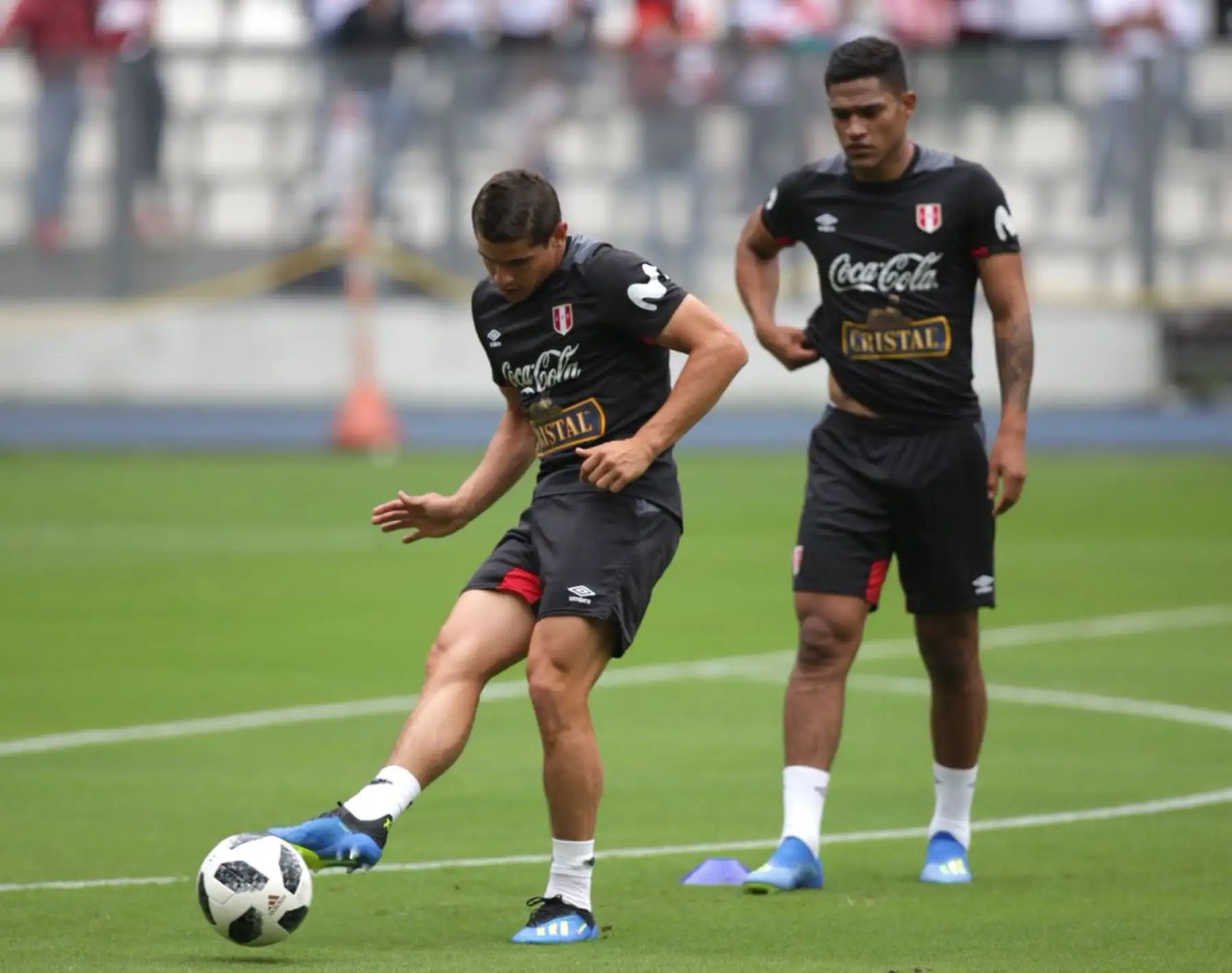 Selección peruana entrena con la tribuna lleno de hinchas en el estadio nacional. Foto: ANDINA/FPF