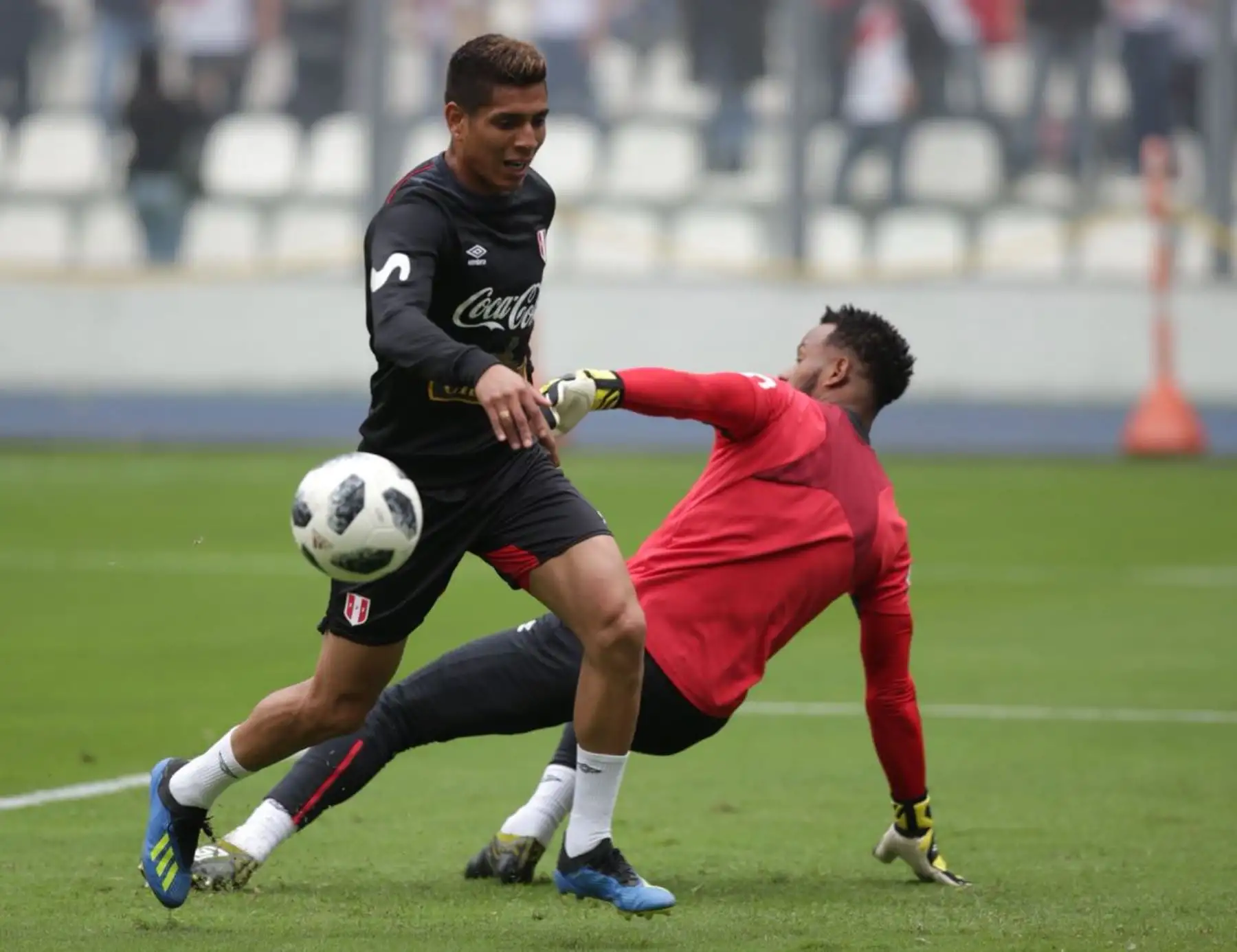 Selección peruana entrena con la tribuna lleno de hinchas en el estadio nacional. Foto: ANDINA/FPF