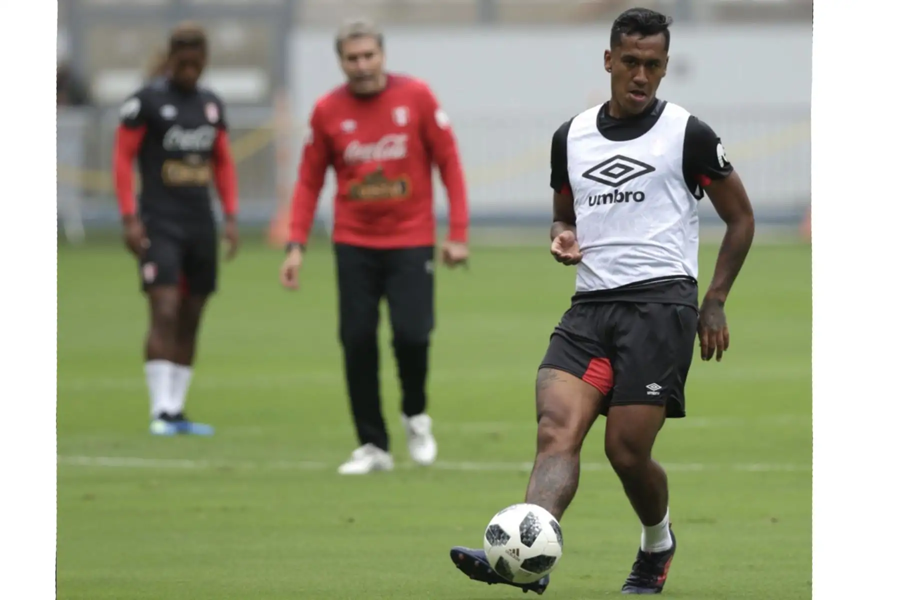 La selección peruana inició esta mañana su entrenamiento de despedida con la presencia de miles de hinchas, en el Estadio Nacional de Lima.Foto: ANDINA/Difusión