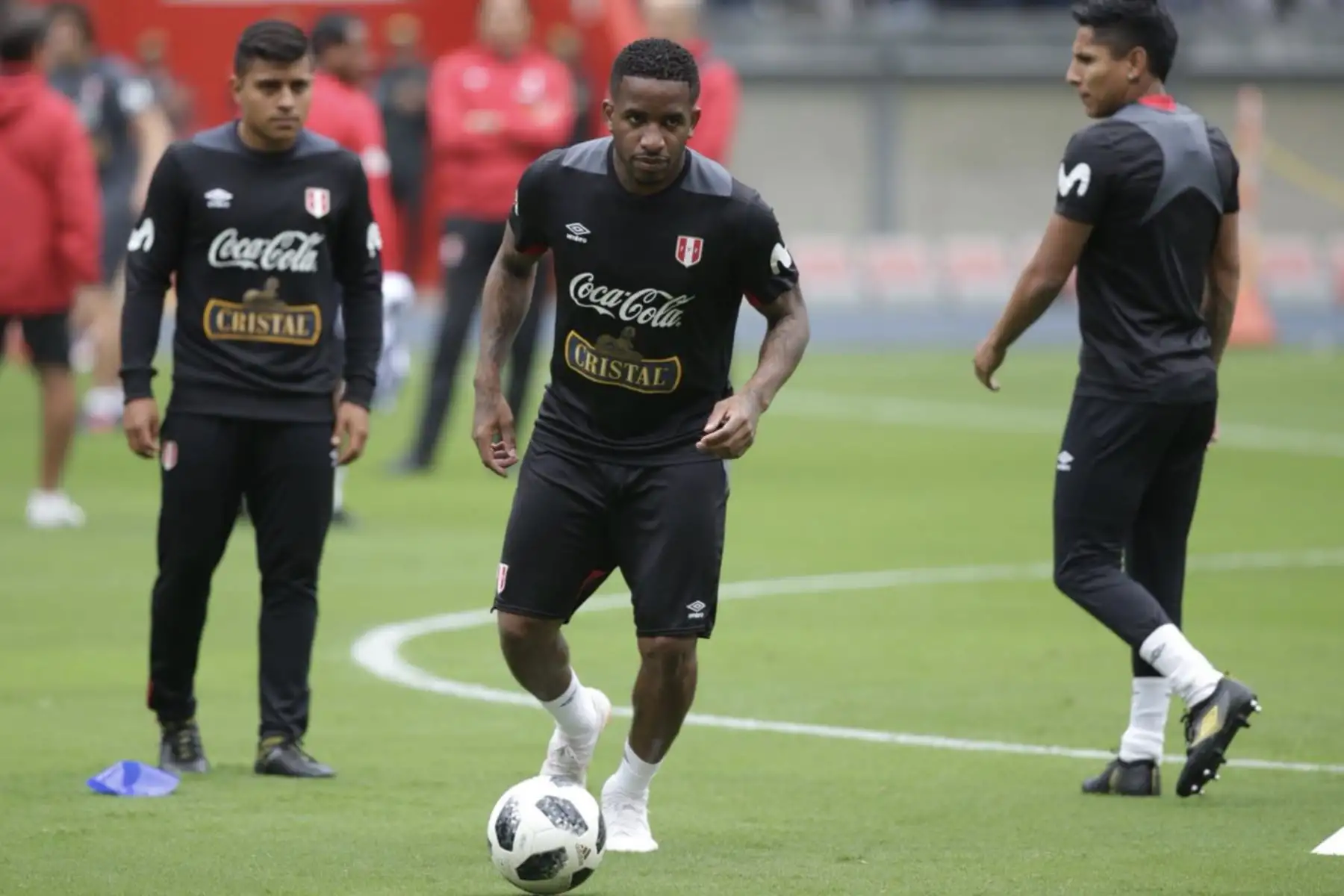 La selección peruana inició esta mañana su entrenamiento de despedida con la presencia de miles de hinchas, en el Estadio Nacional de Lima.Foto: ANDINA/Difusión