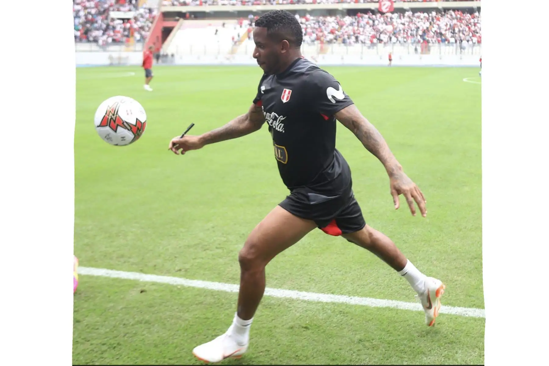 La selección peruana inició esta mañana su entrenamiento de despedida con la presencia de miles de hinchas, en el Estadio Nacional de Lima.Foto: ANDINA/Difusión