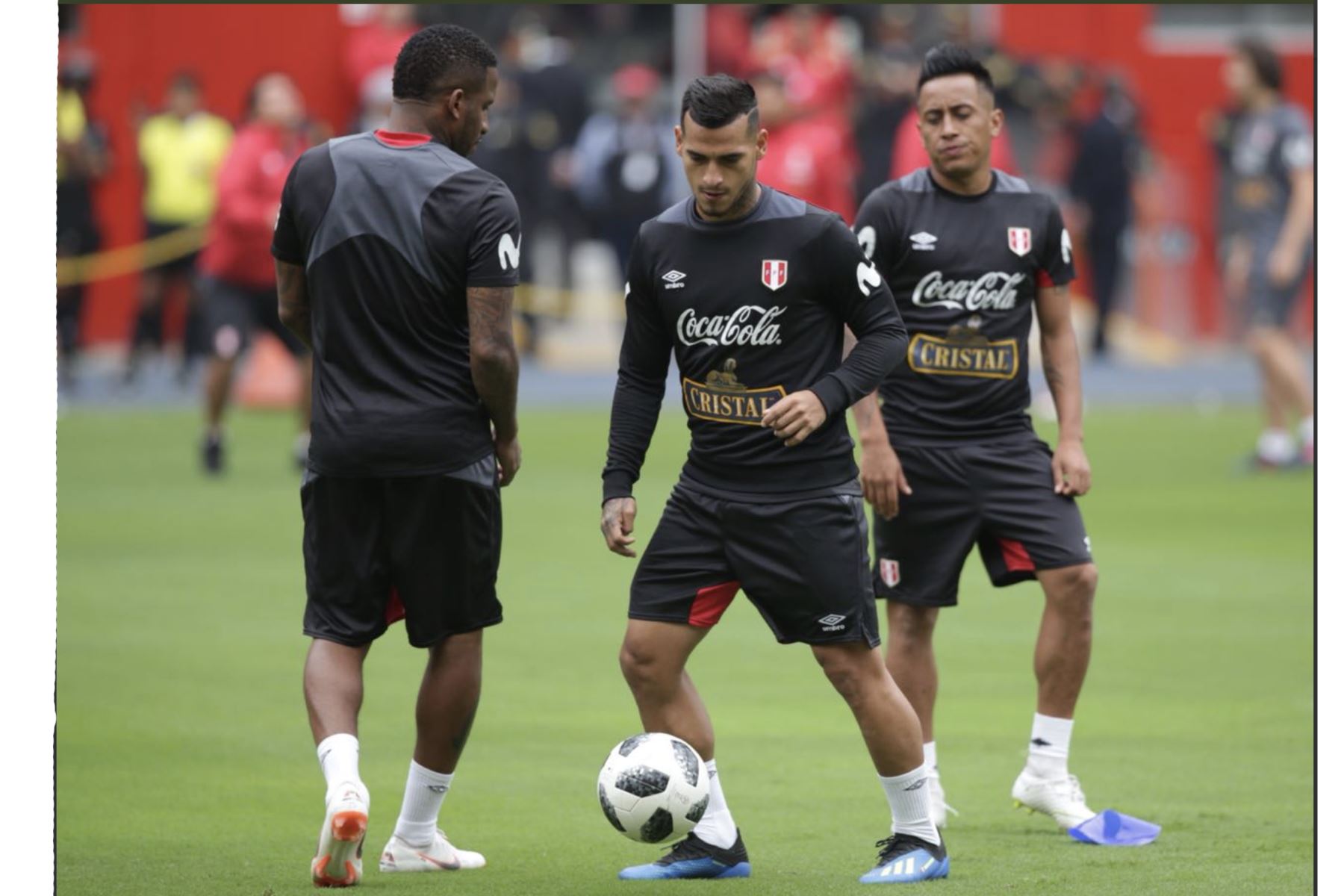 La selección peruana inició esta mañana su entrenamiento de despedida con la presencia de miles de hinchas, en el Estadio Nacional de Lima.Foto: ANDINA/Difusión