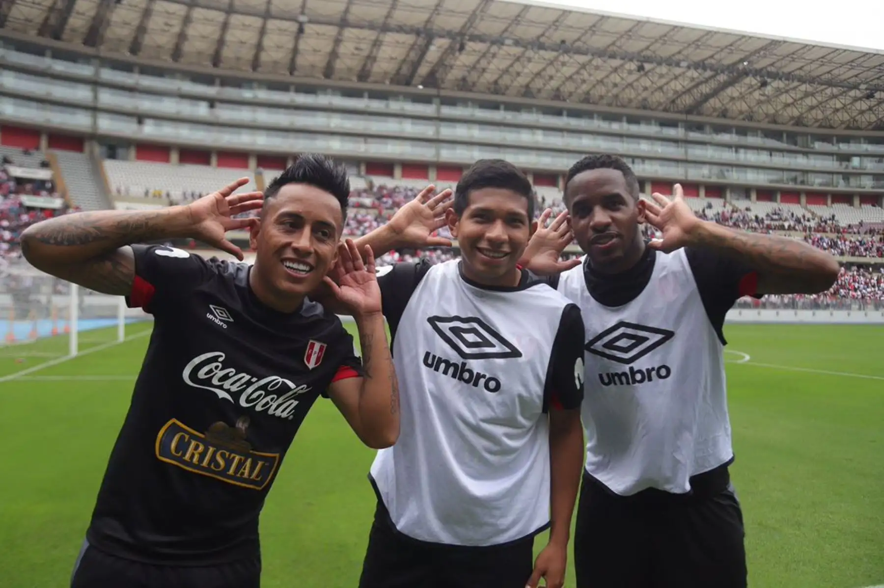 La selección peruana inició esta mañana su entrenamiento de despedida con la presencia de miles de hinchas, en el Estadio Nacional de Lima.Foto: ANDINA/Difusión