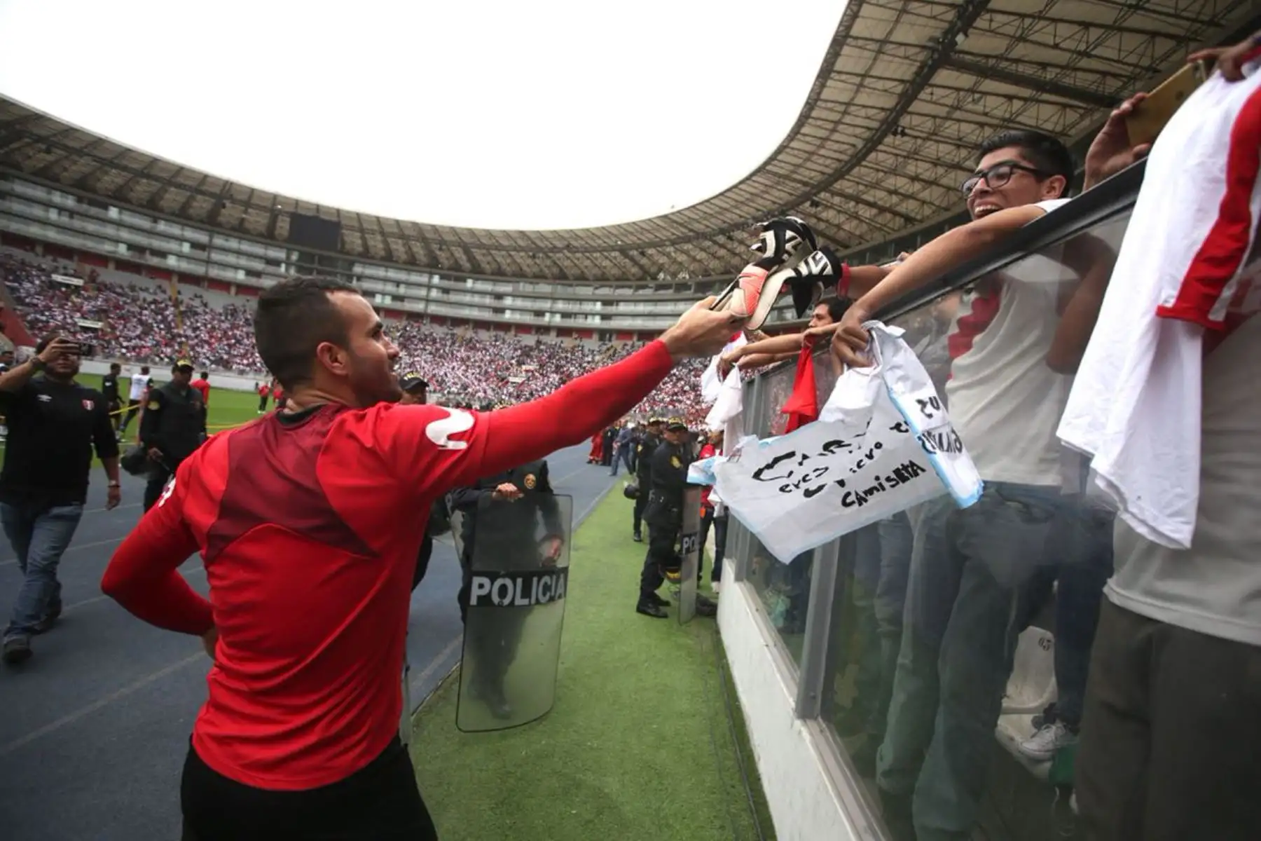 Selección peruana entrena con la tribuna lleno de hinchas en el estadio nacional. Foto: ANDINA/FPF