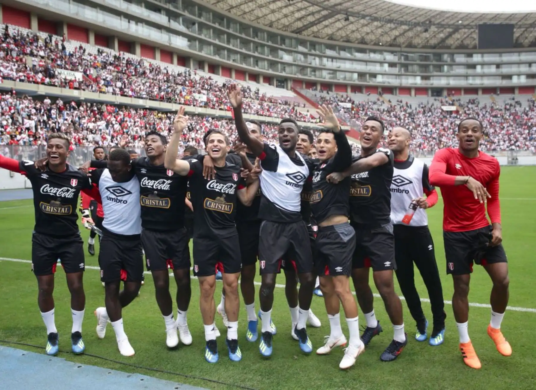 Selección peruana entrena con la tribuna lleno de hinchas en el estadio nacional. Foto: ANDINA/FPF