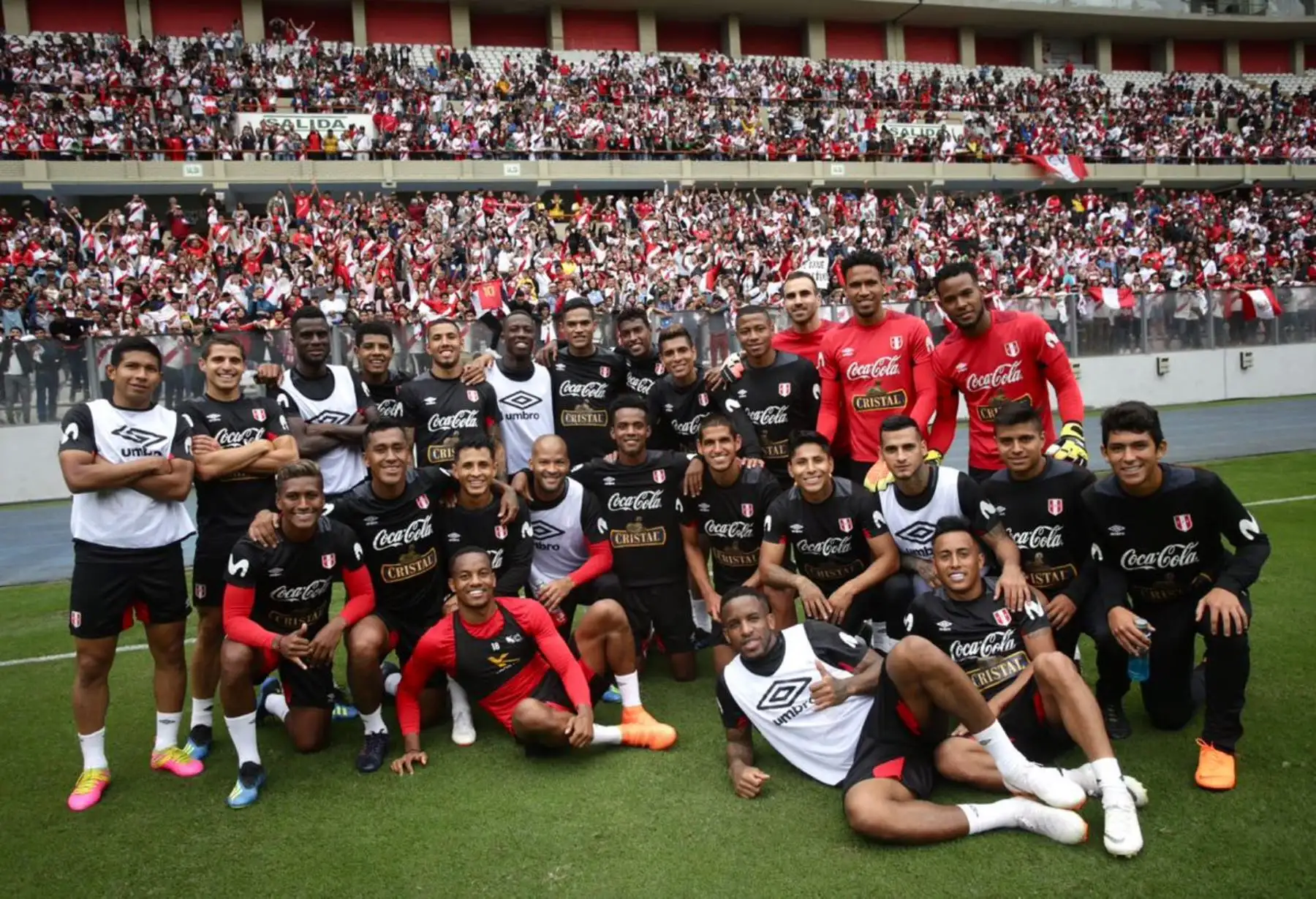 Selección peruana entrena con la tribuna lleno de hinchas en el estadio nacional. Foto: ANDINA/FPF