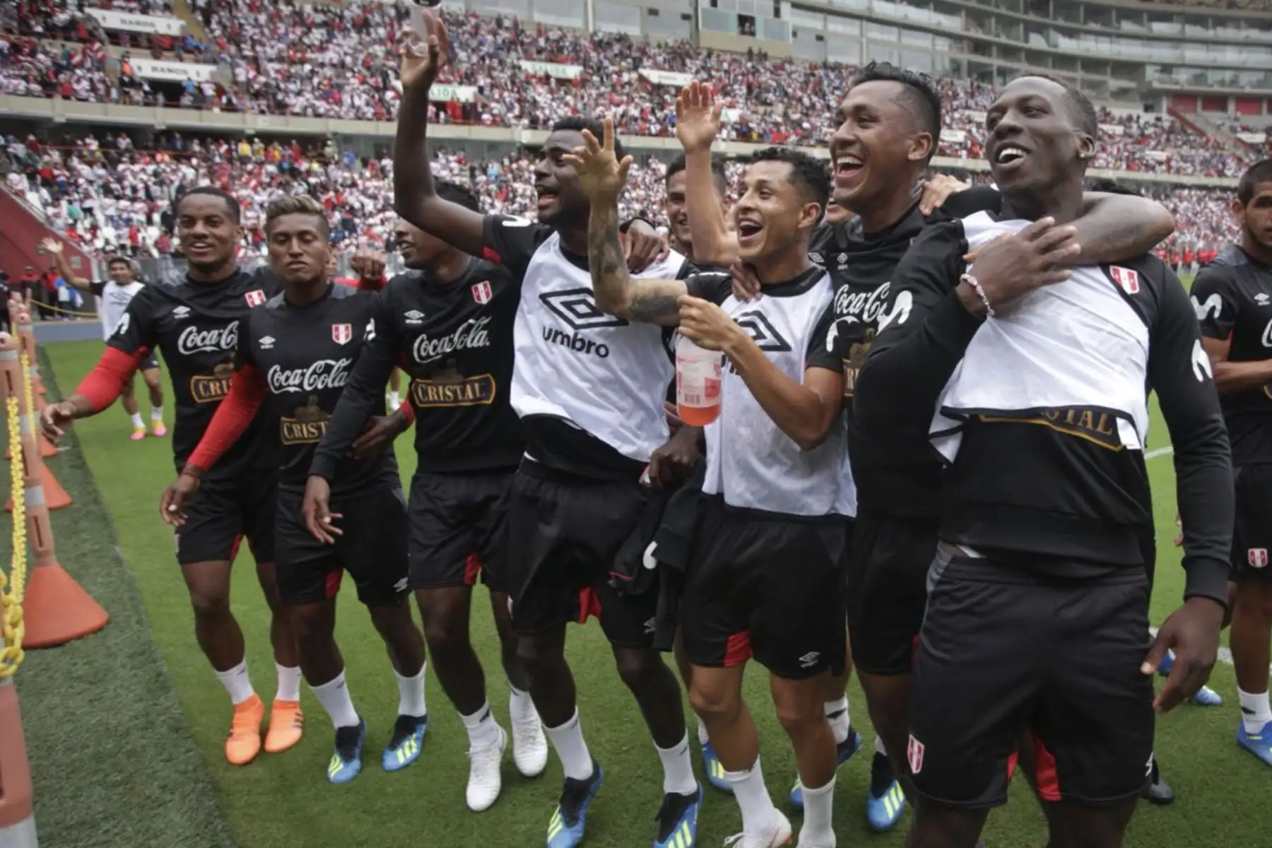 Selección peruana entrena con la tribuna lleno de hinchas en el estadio nacional. Foto: ANDINA/FPF