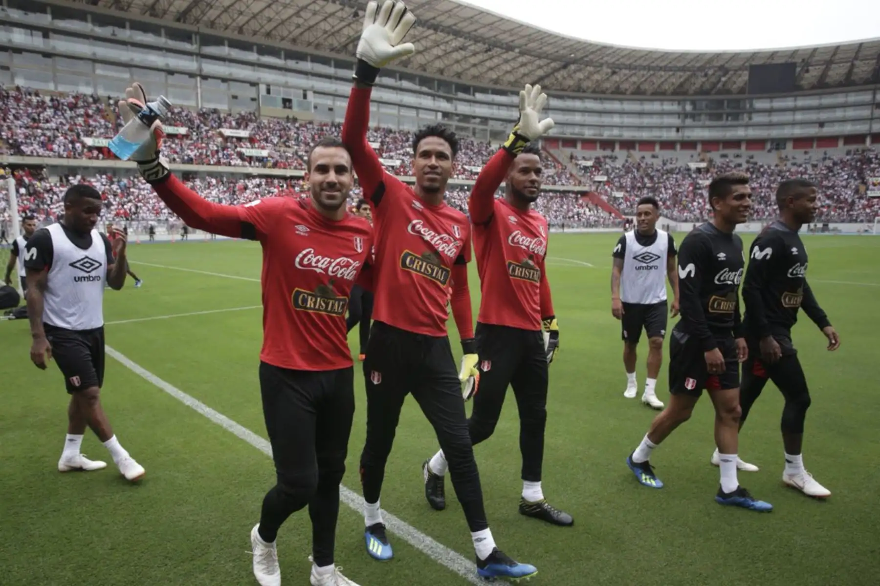 Selección peruana entrena con la tribuna lleno de hinchas en el estadio nacional. Foto: ANDINA/FPF