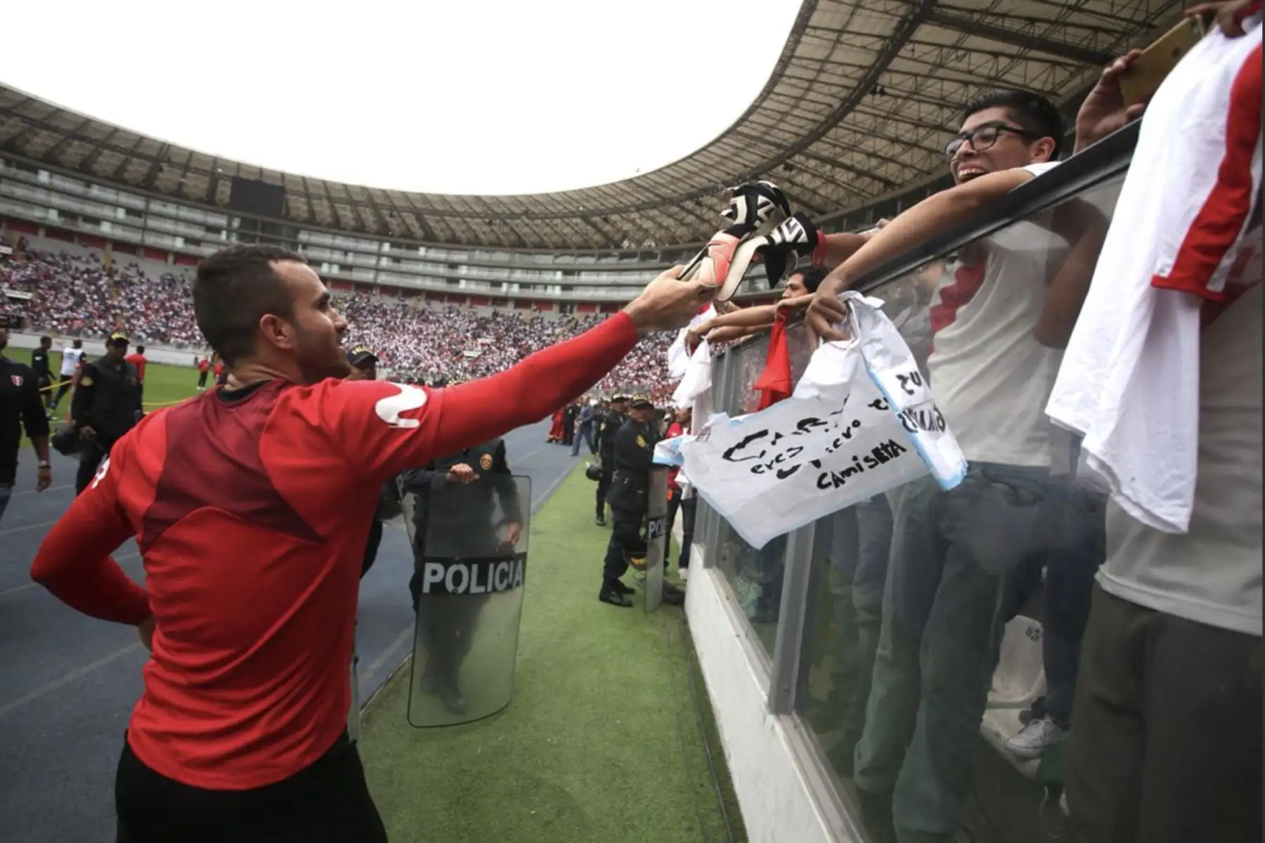 Selección peruana entrena con la tribuna lleno de hinchas en el estadio nacional. Foto: ANDINA/FPF