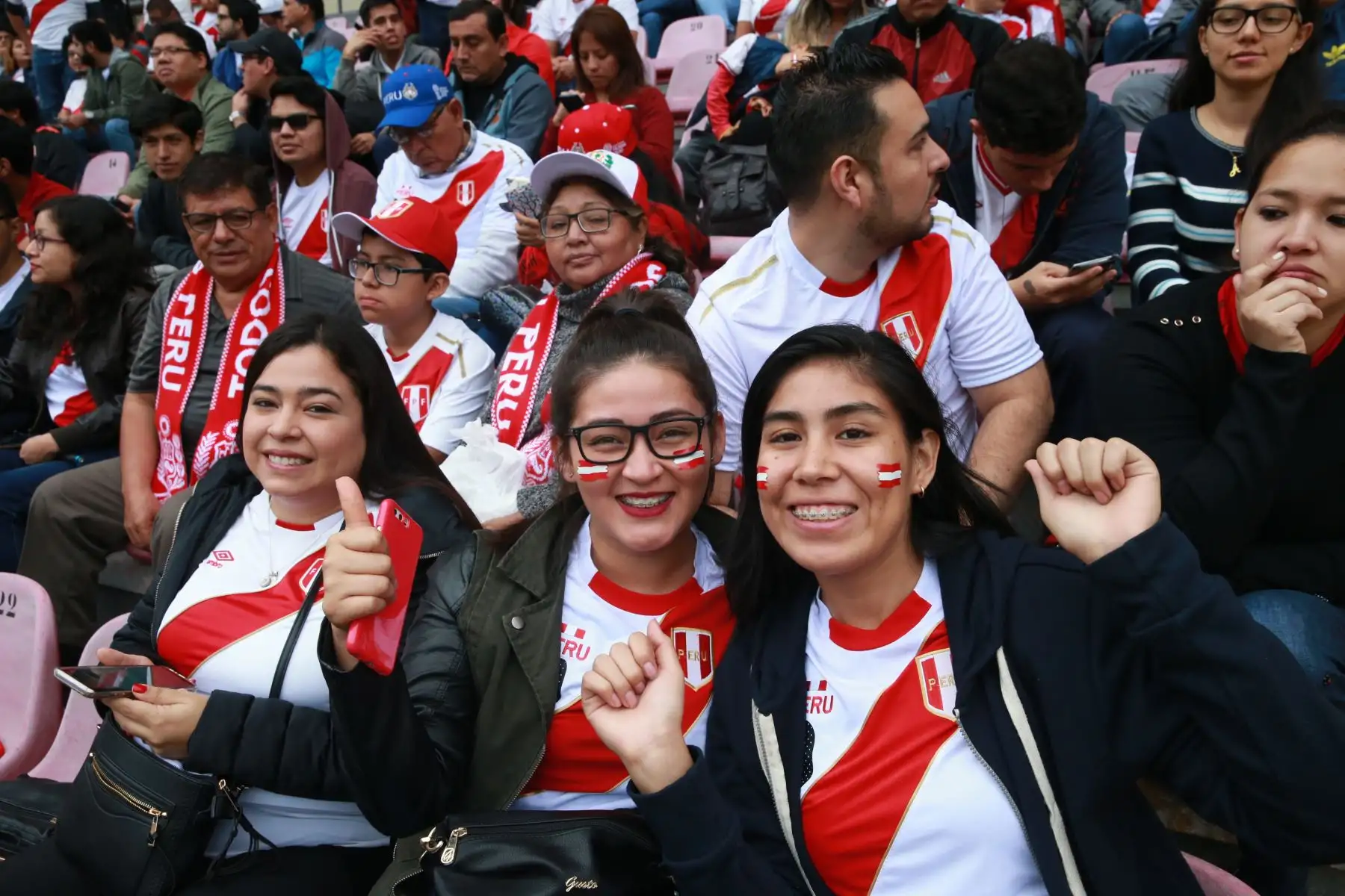 Hinchas de la selección peruana durante el entrenamiento, en el Estadio Nacional de Lima. Foto: ANDINA/Norman Córdova.