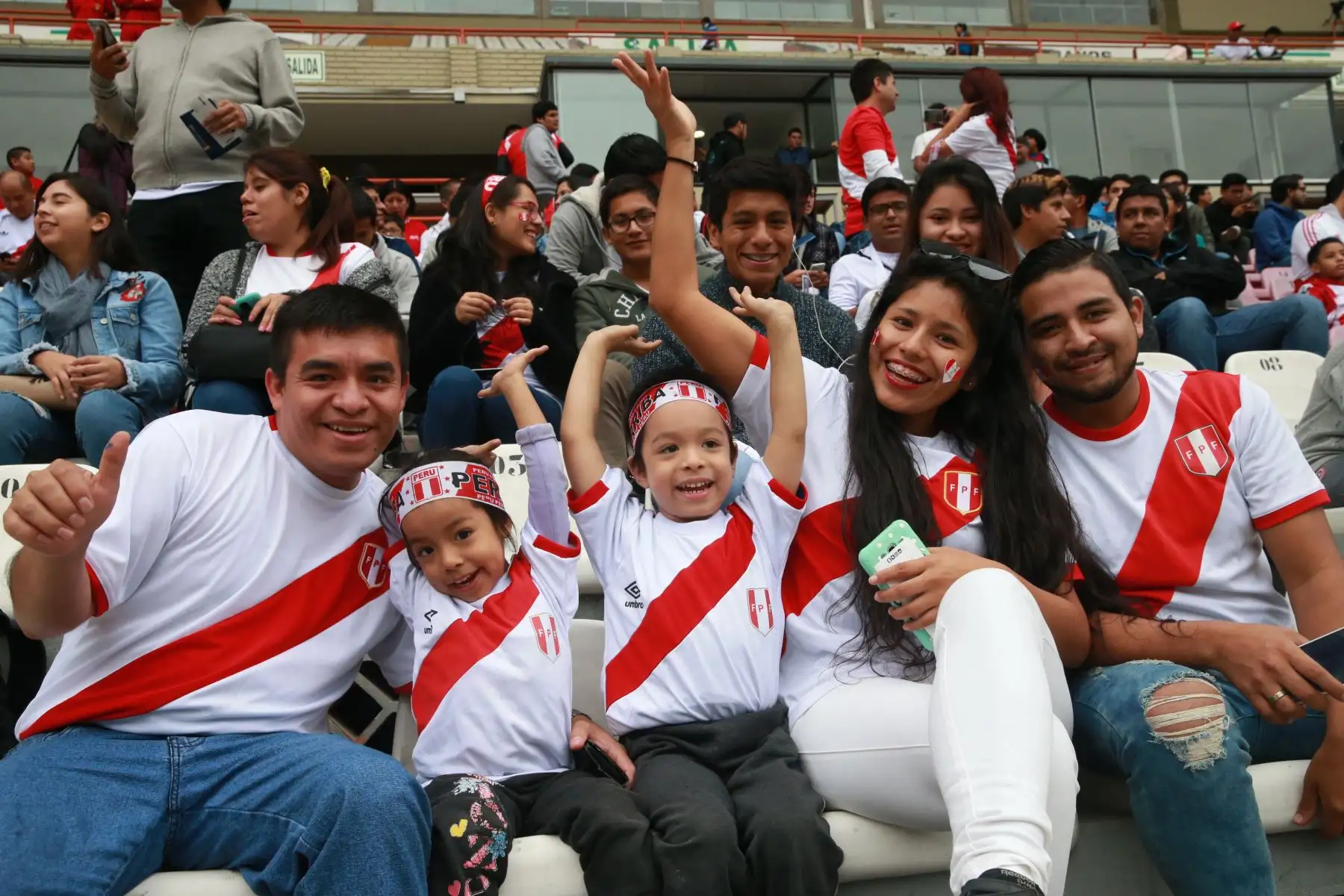 Hinchas de la selección peruana durante el entrenamiento, en el Estadio Nacional de Lima. Foto: ANDINA/Norman Córdova.